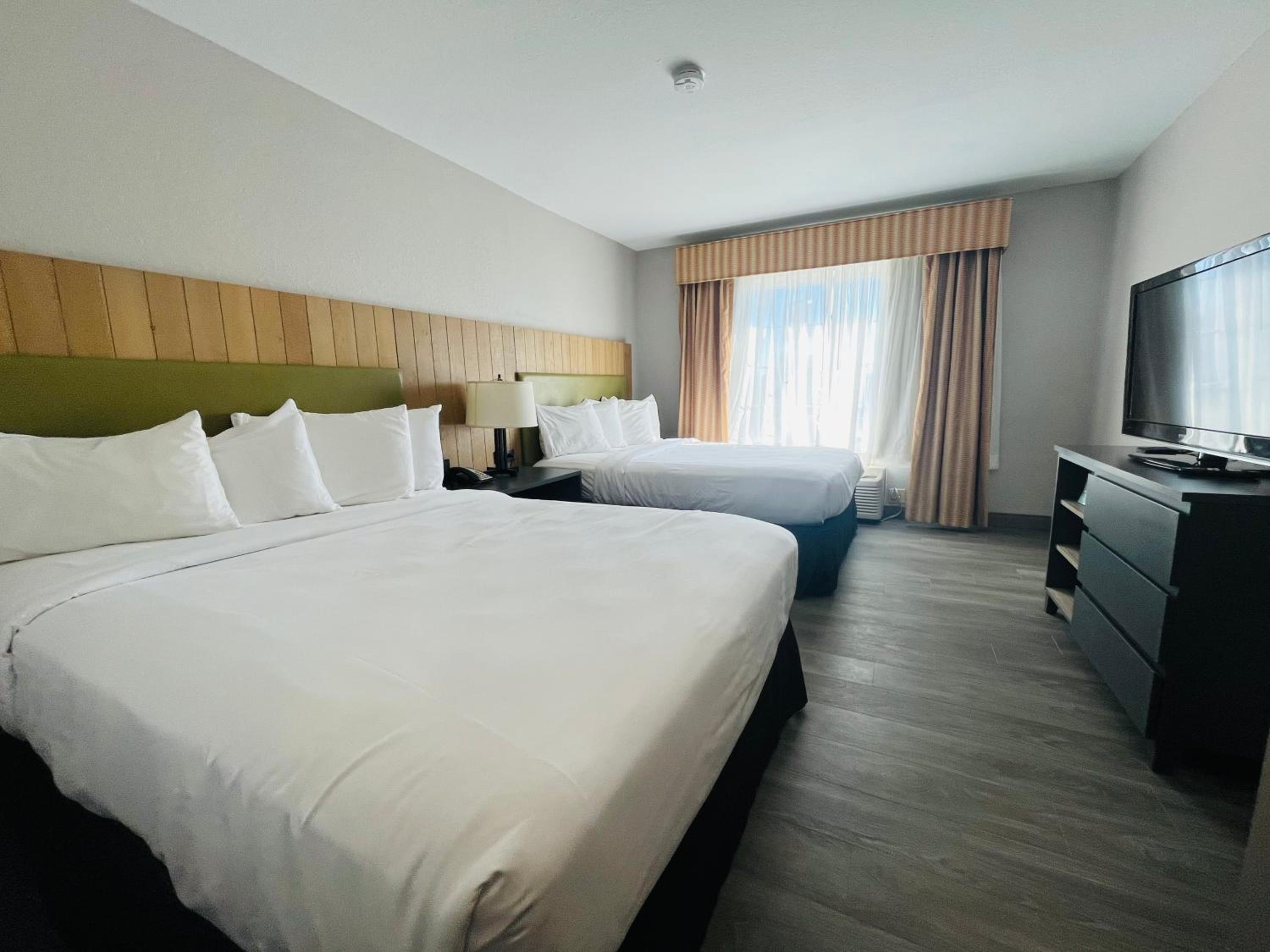 Queen Room with Two Queen Beds - Non-Smoking - Photo 1