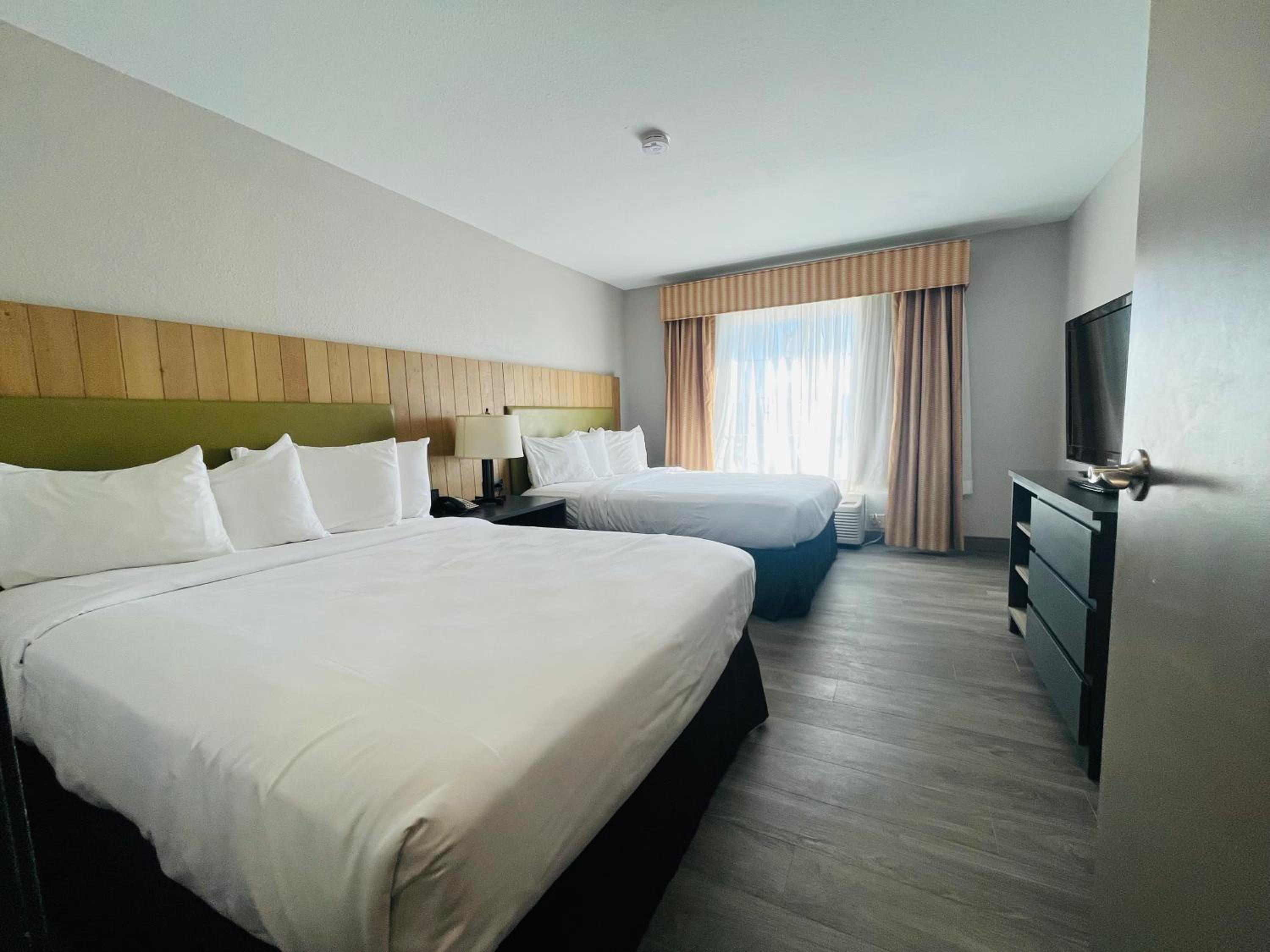 Queen Room with Two Queen Beds - Non-Smoking - Photo 2