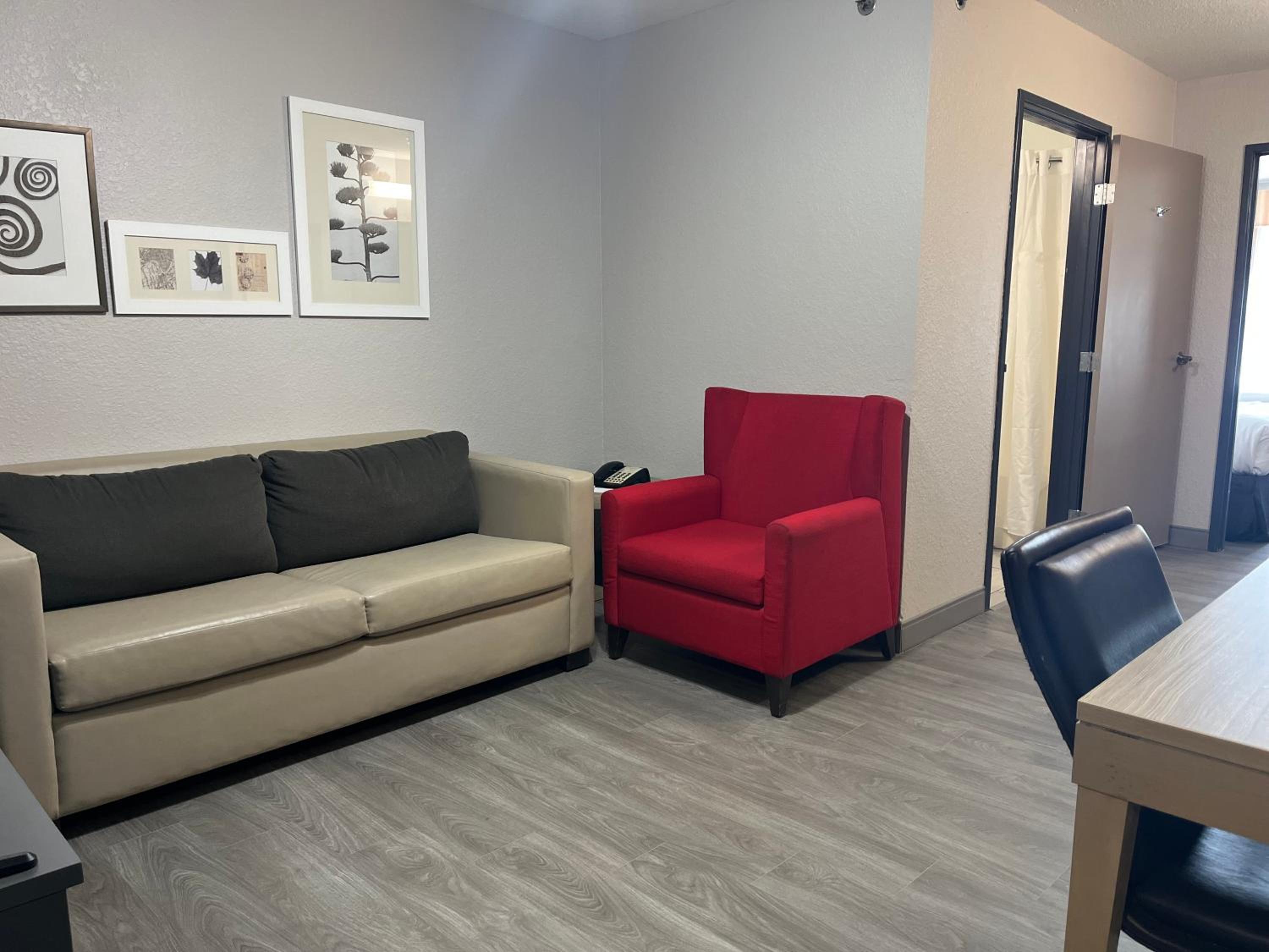 One-Bedroom King Suite - Non-Smoking - Photo 4