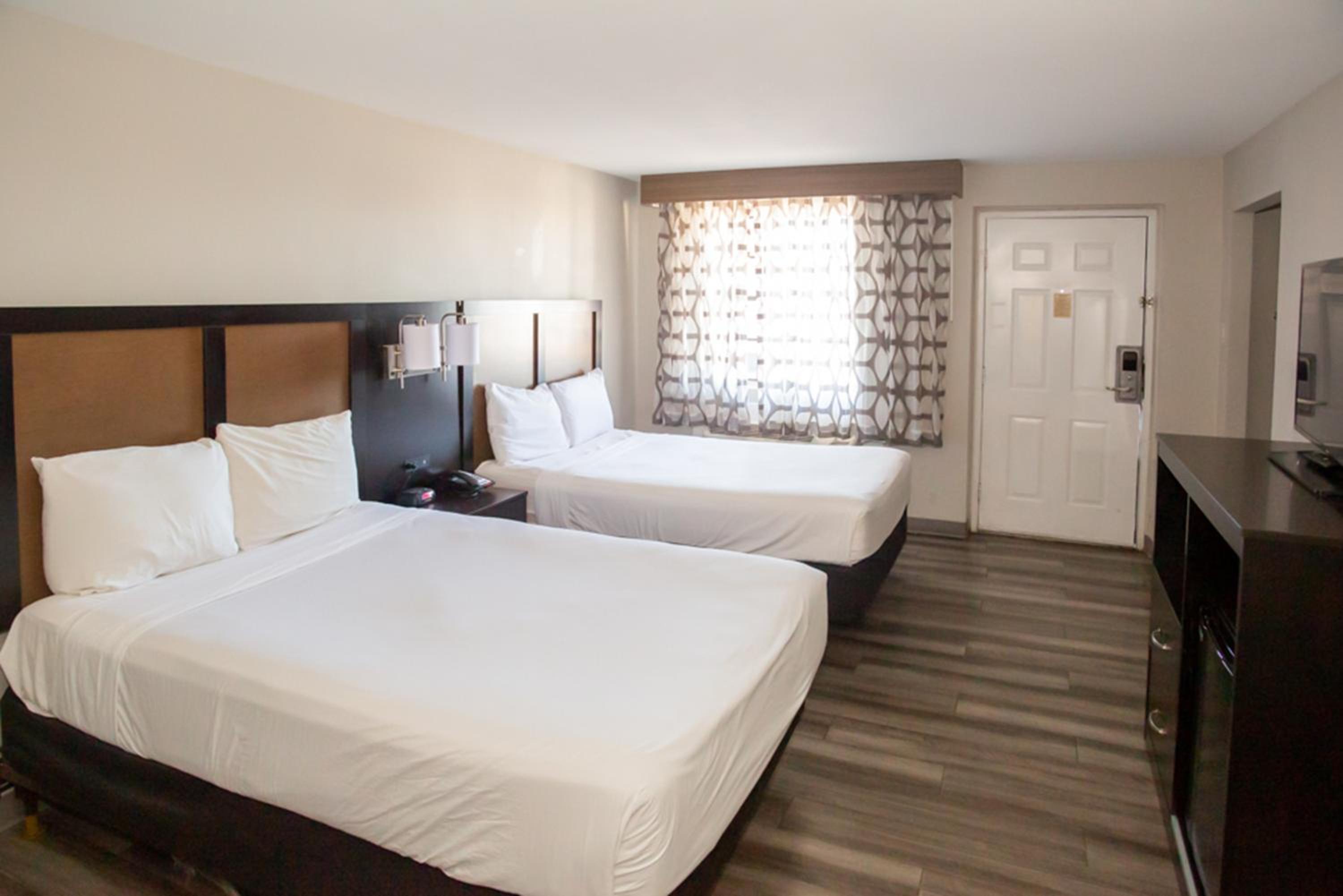 Double Room with Two Double Beds - Photo 2