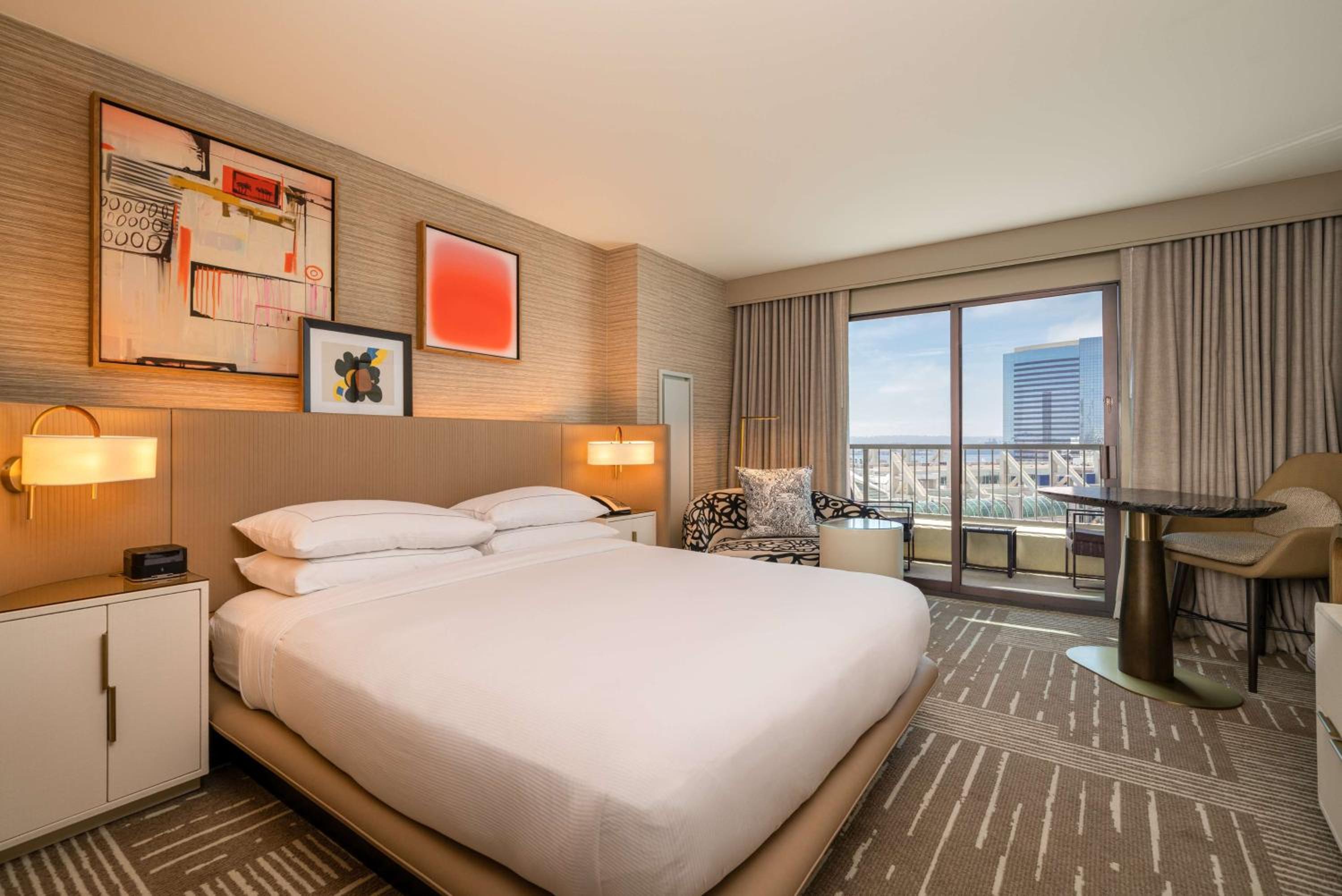 King Room with French Balcony - Photo 3