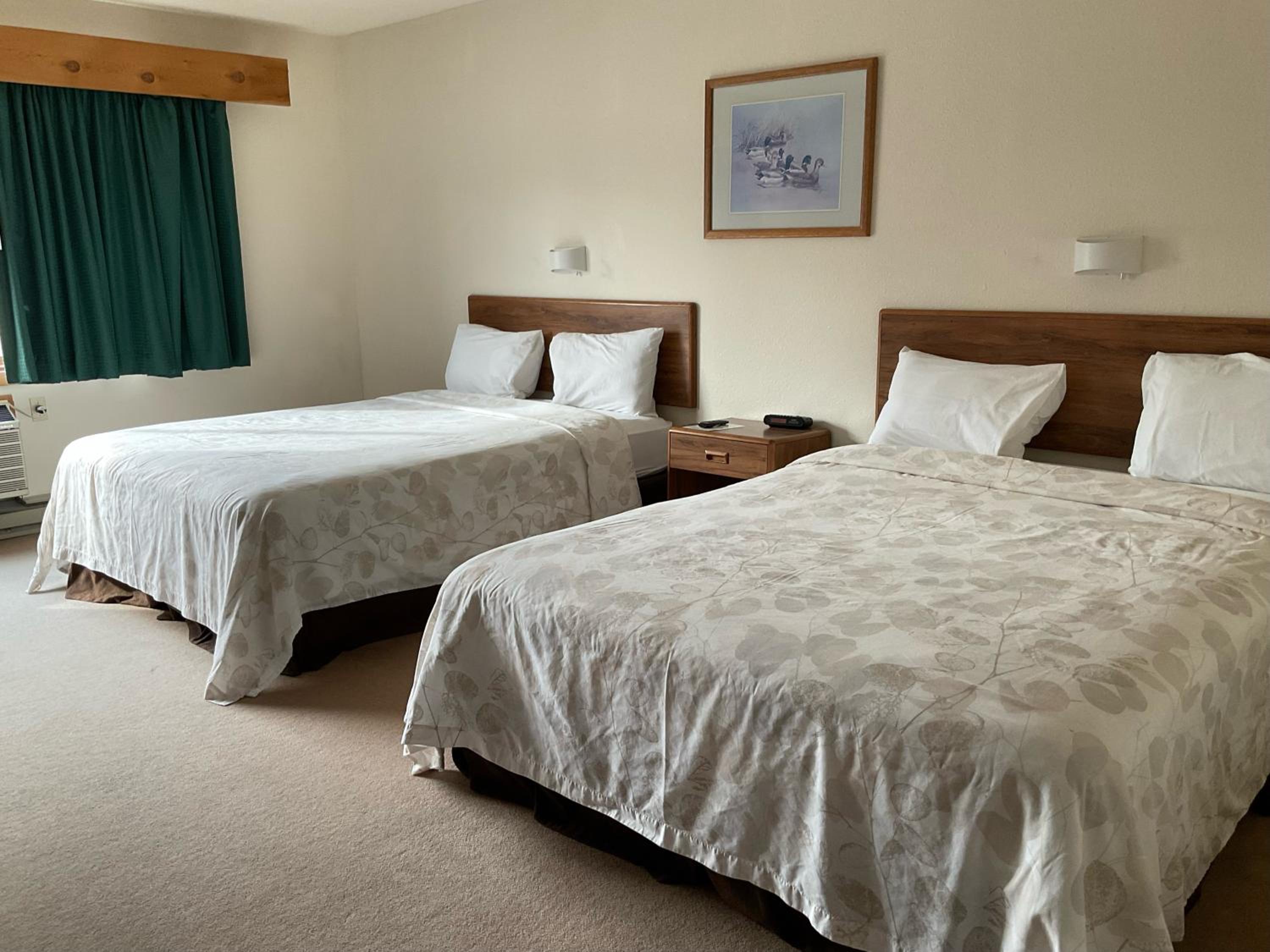 Standard Queen Room with Two Queen Beds photo 3