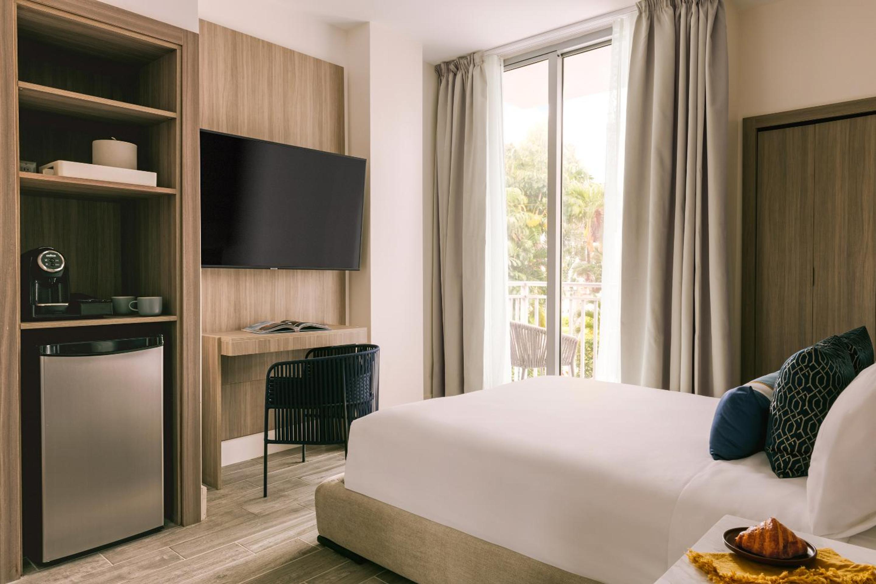 Queen Room, Intracoastal View (Self Check-in with Virtual Front Desk)