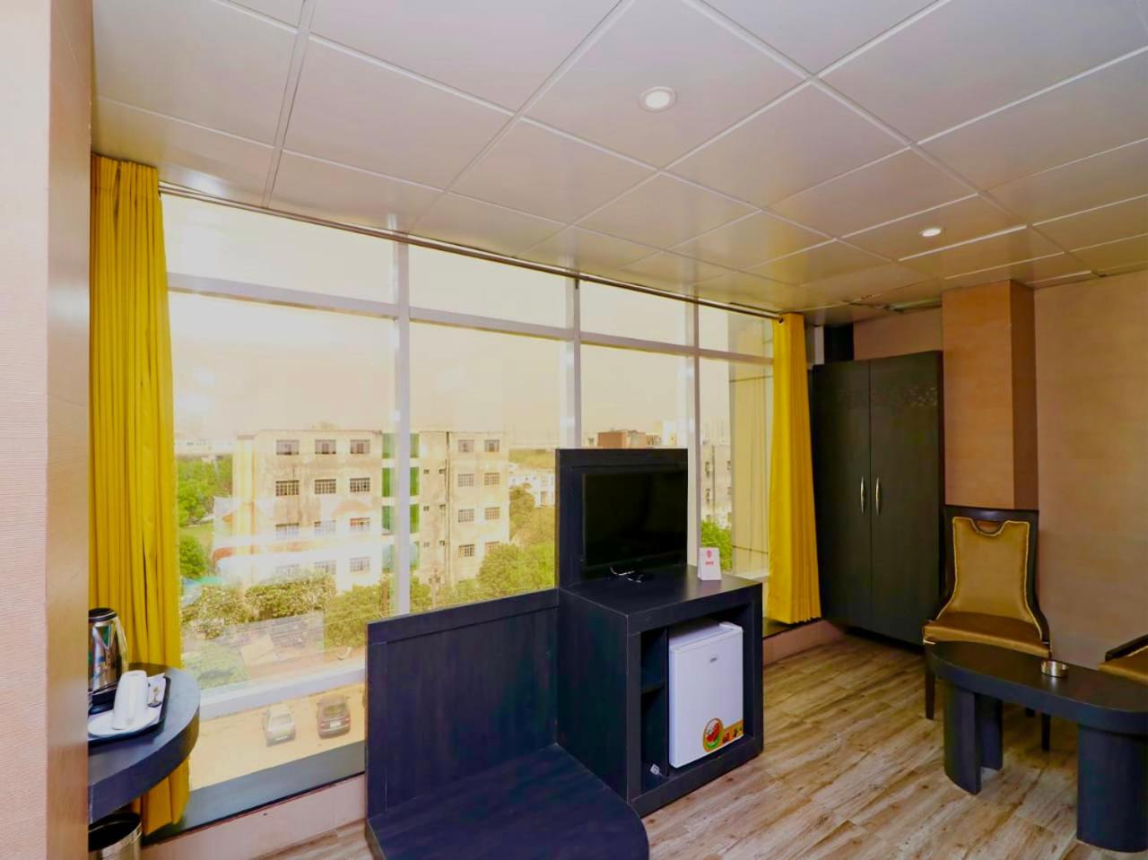 Deluxe Double or Twin Room with City View - Photo 9
