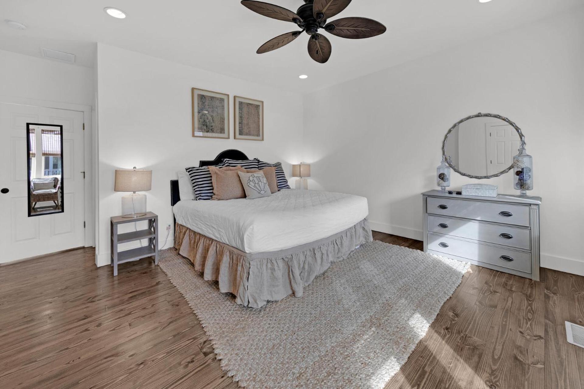 Five-Bedroom House photo 3