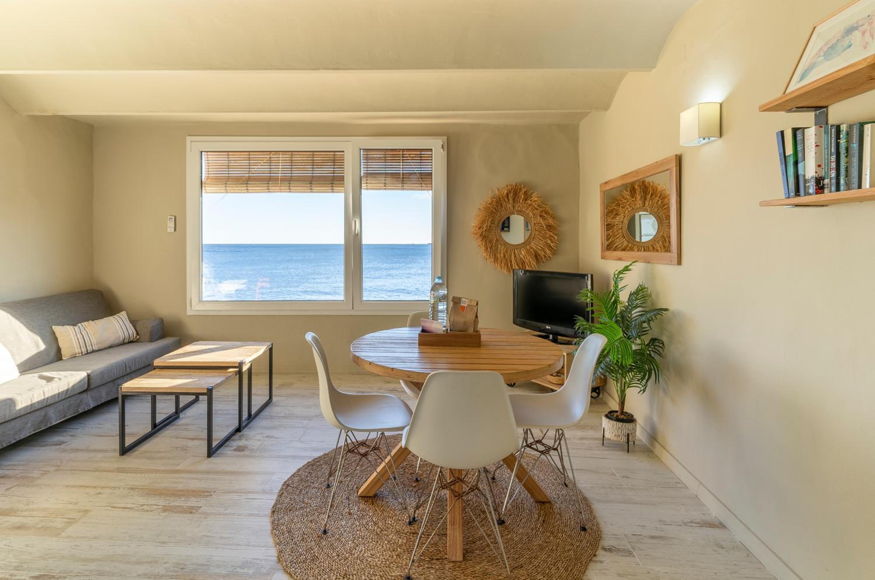 Apartamento estándar con vista al mar sin terraza.