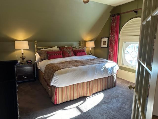Deluxe King Suite photo 2