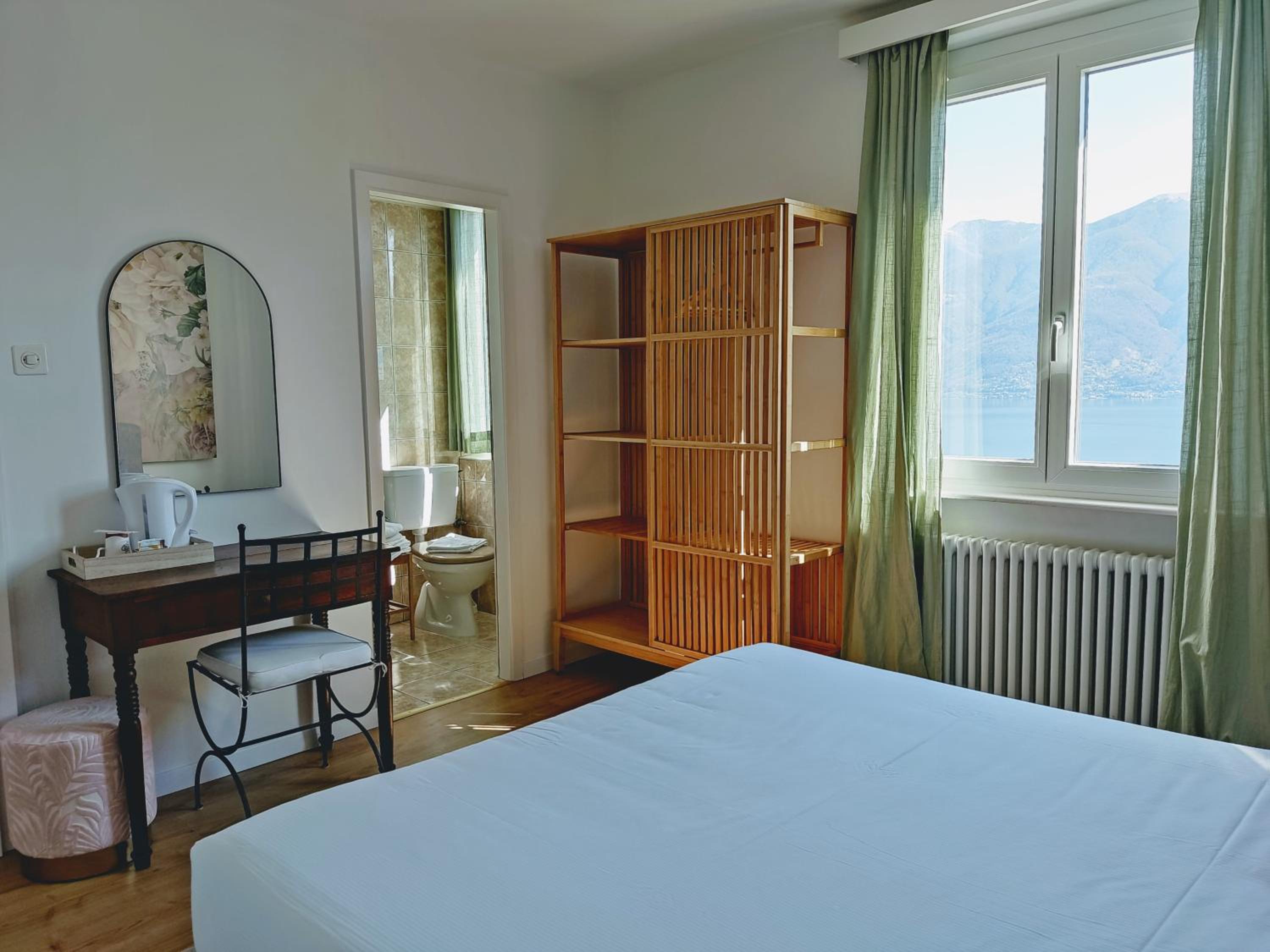 Economy Double Room with Lake View - Photo 4