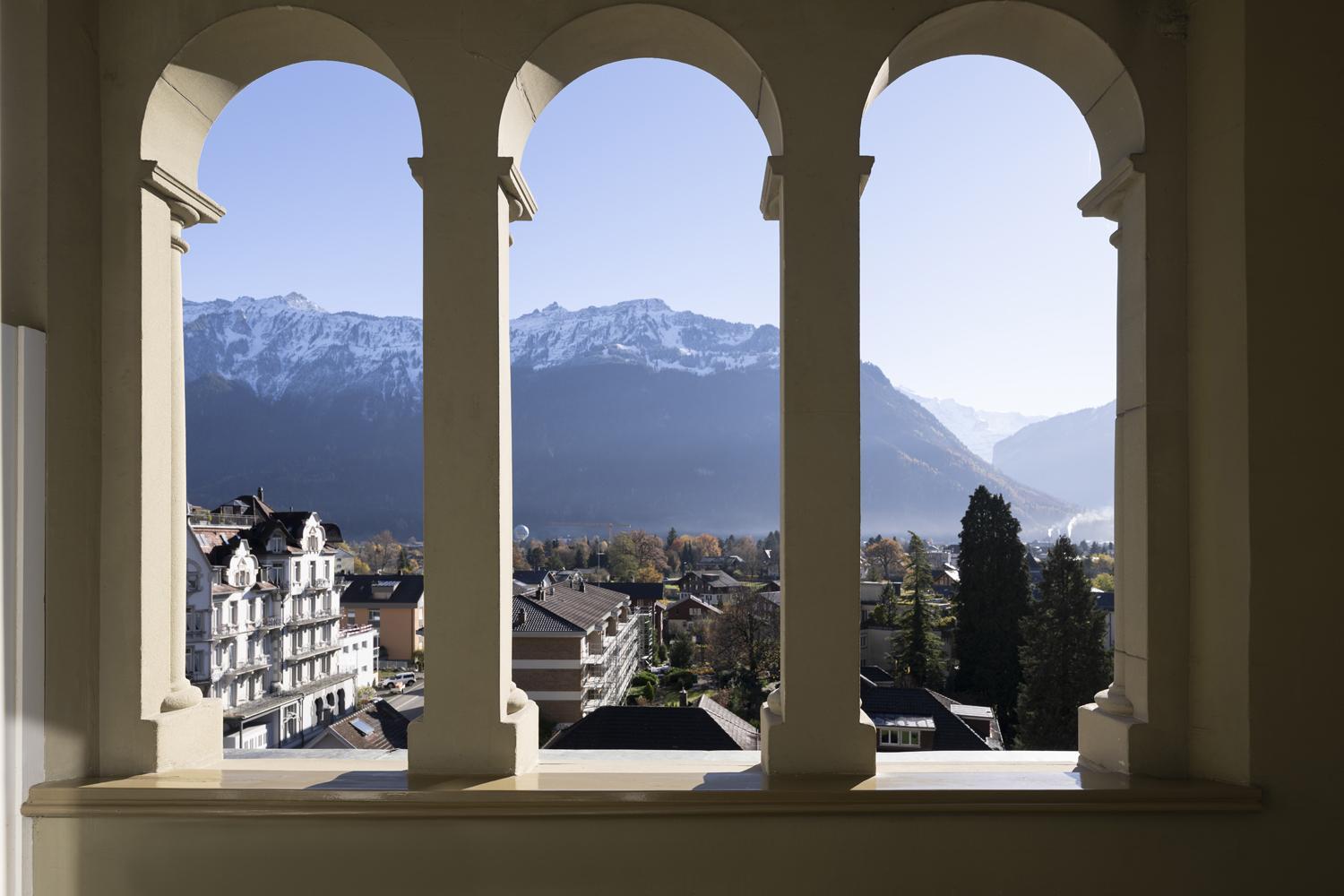 Deluxe King Room with Balcony and Mountain View - Photo 9