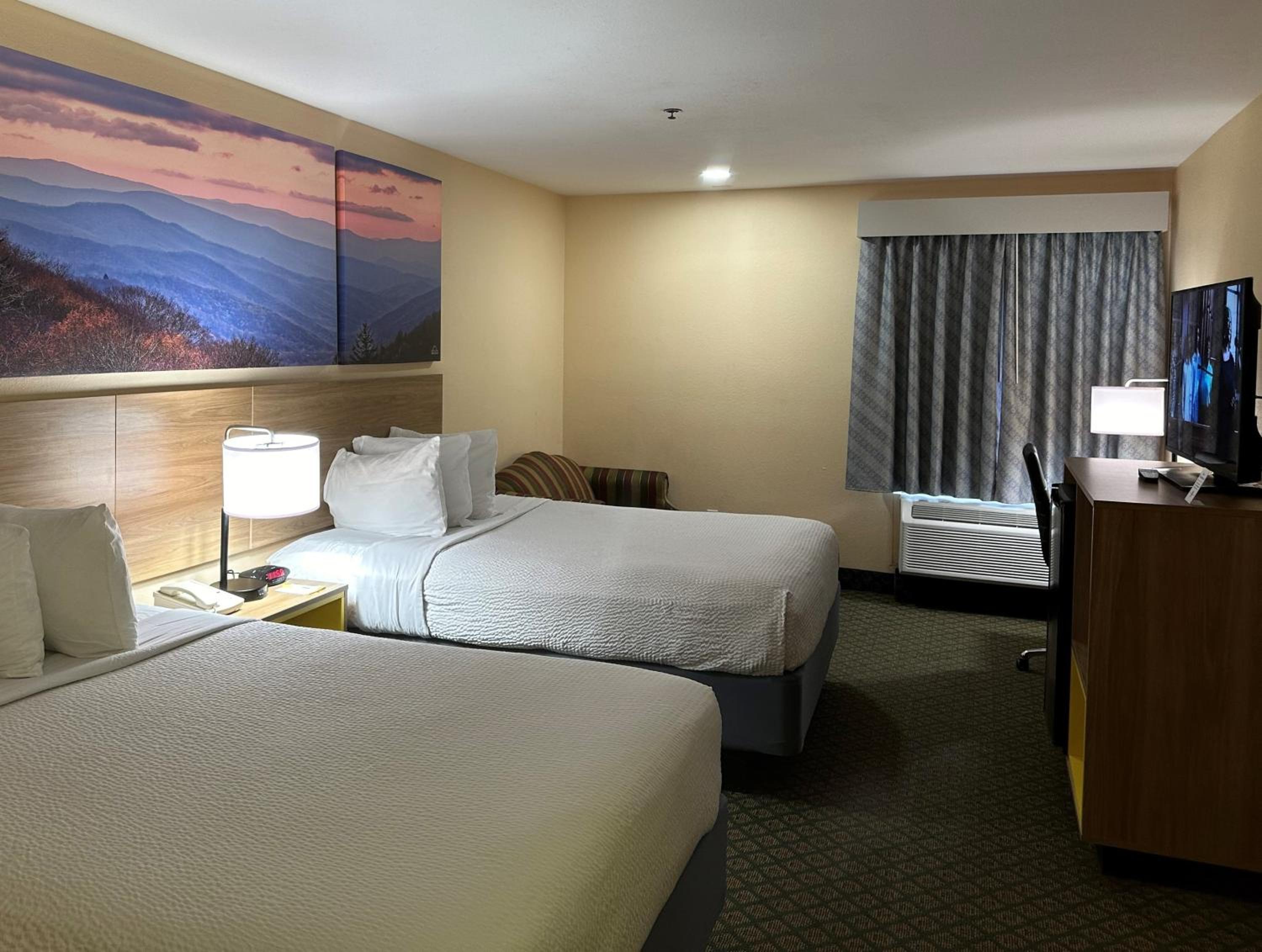 Queen Room with Two Queen Beds - Non-Smoking - Photo 14