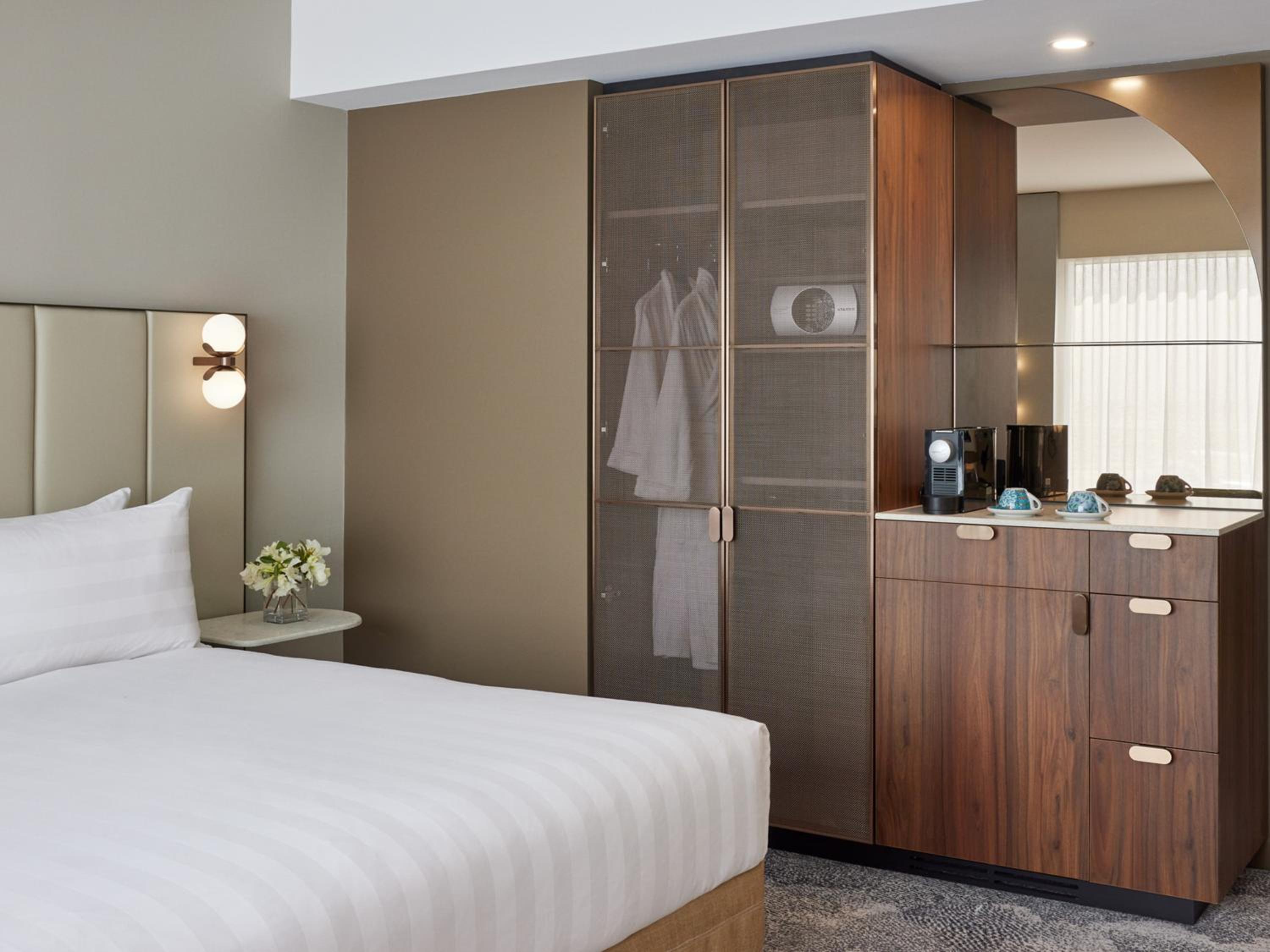 Deluxe King Room - Photo 4