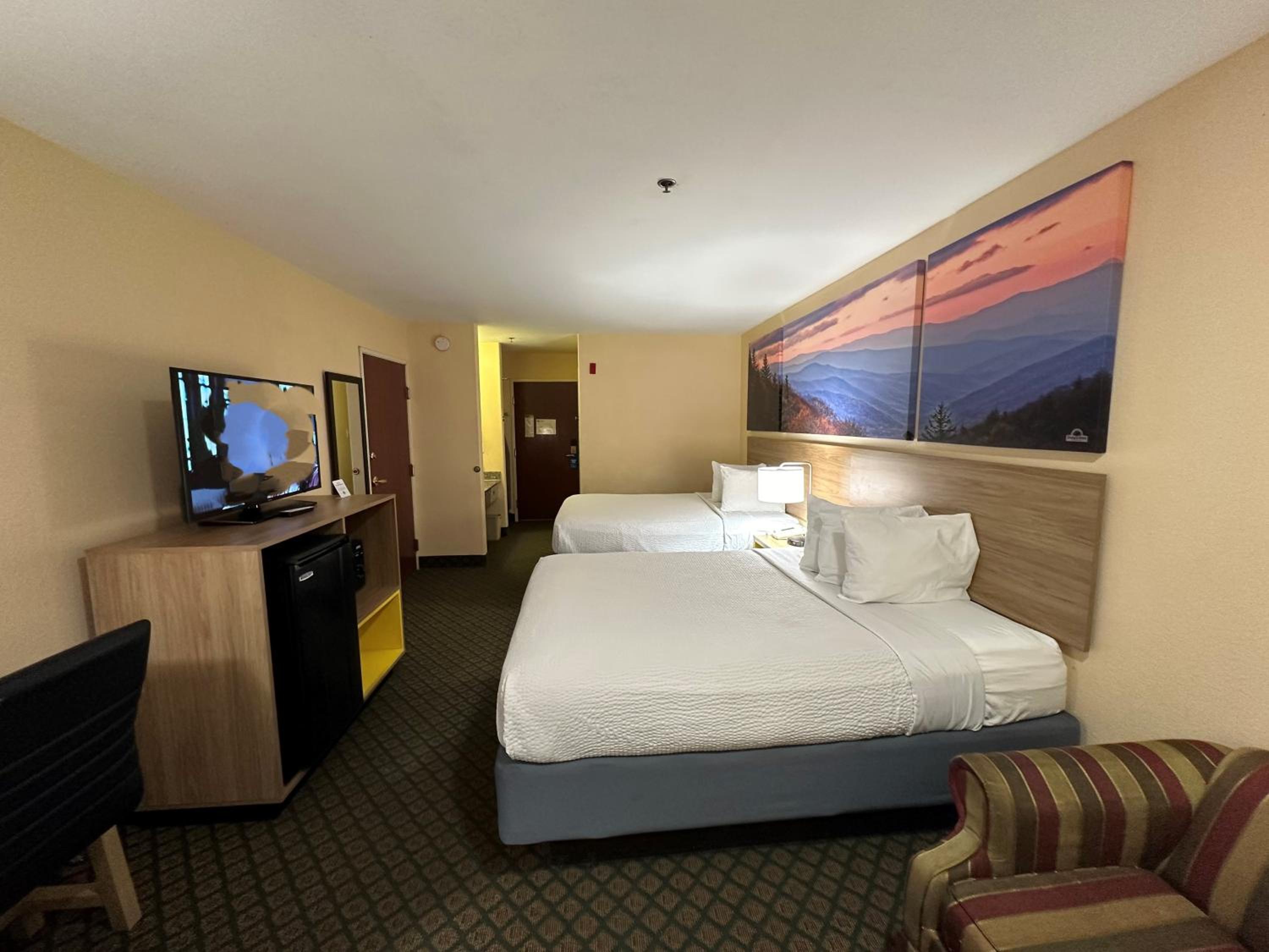 Queen Room with Two Queen Beds - Non-Smoking - Photo 2