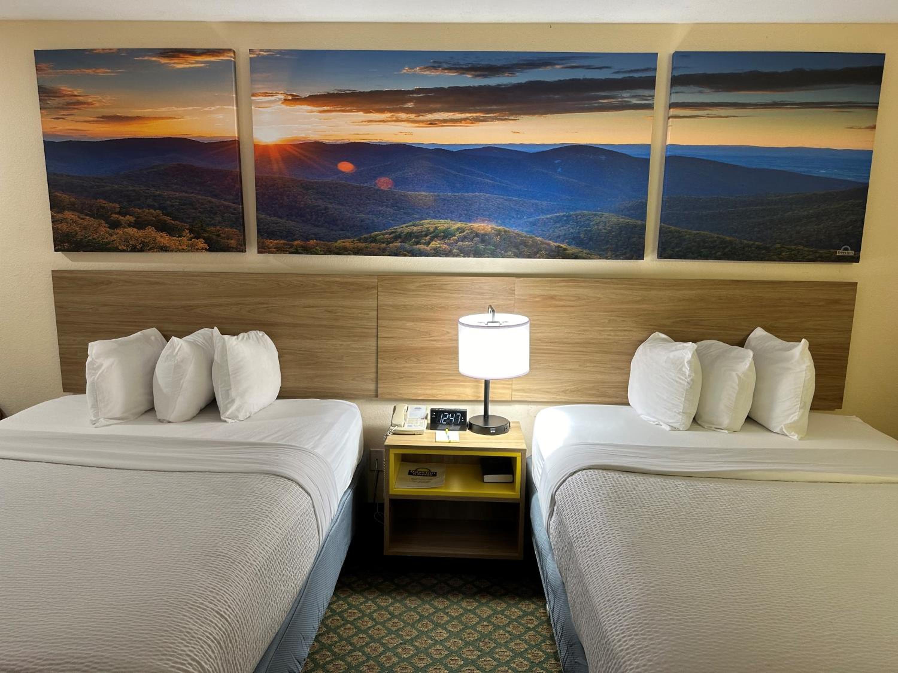 Queen Room with Two Queen Beds - Non-Smoking - Photo 4