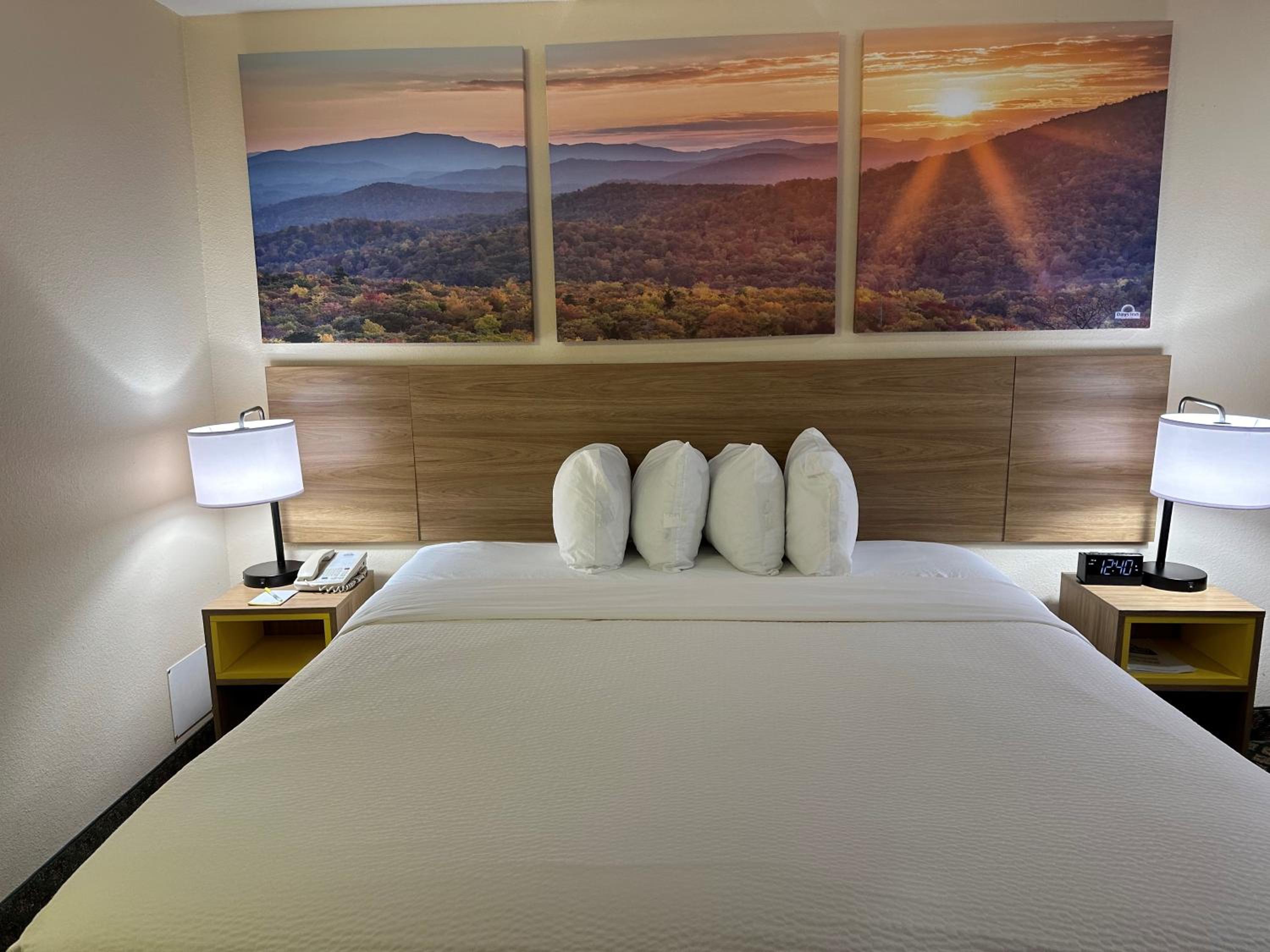 King Room - Non-Smoking - Photo 4