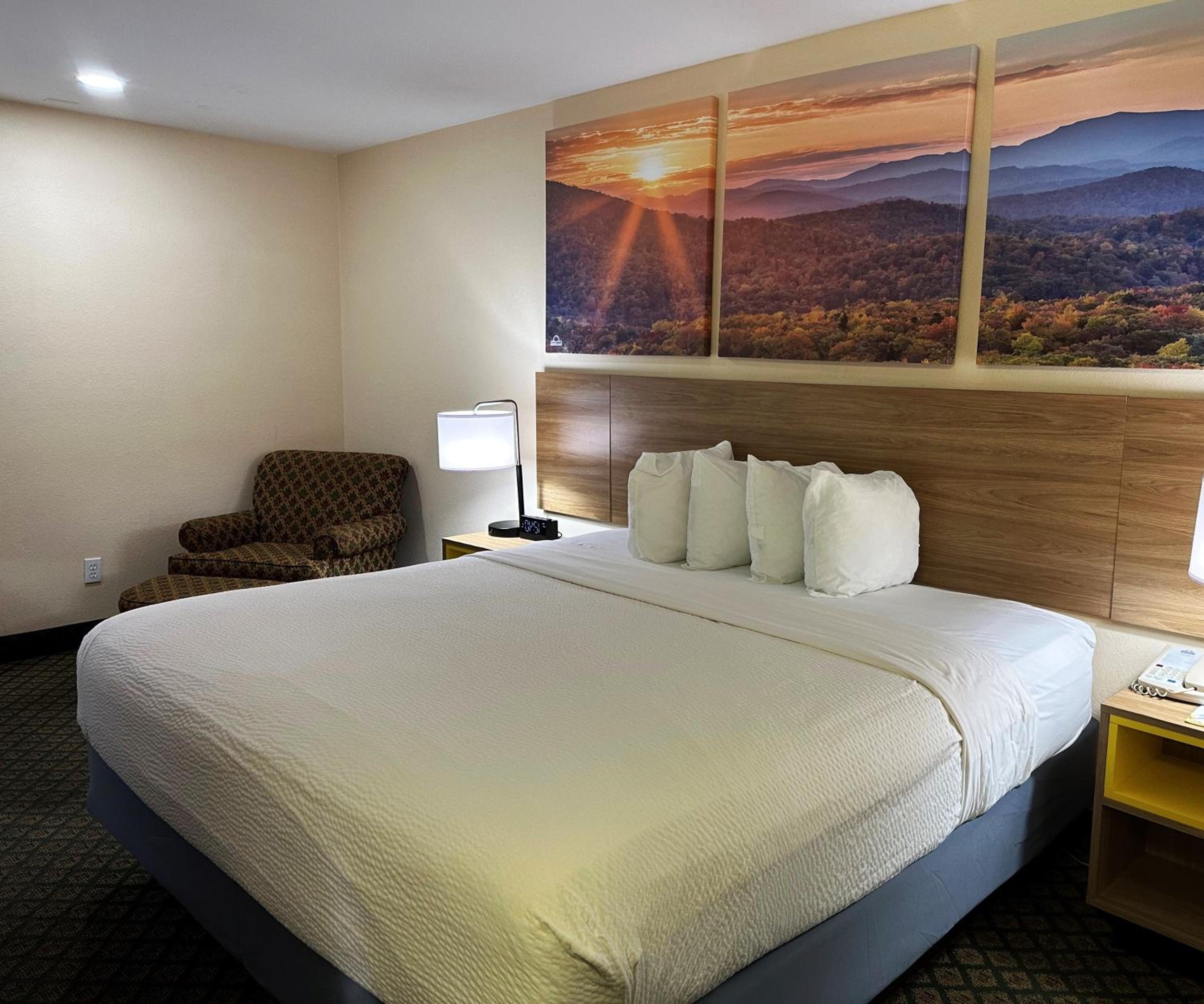 King Room - Non-Smoking - Photo 5