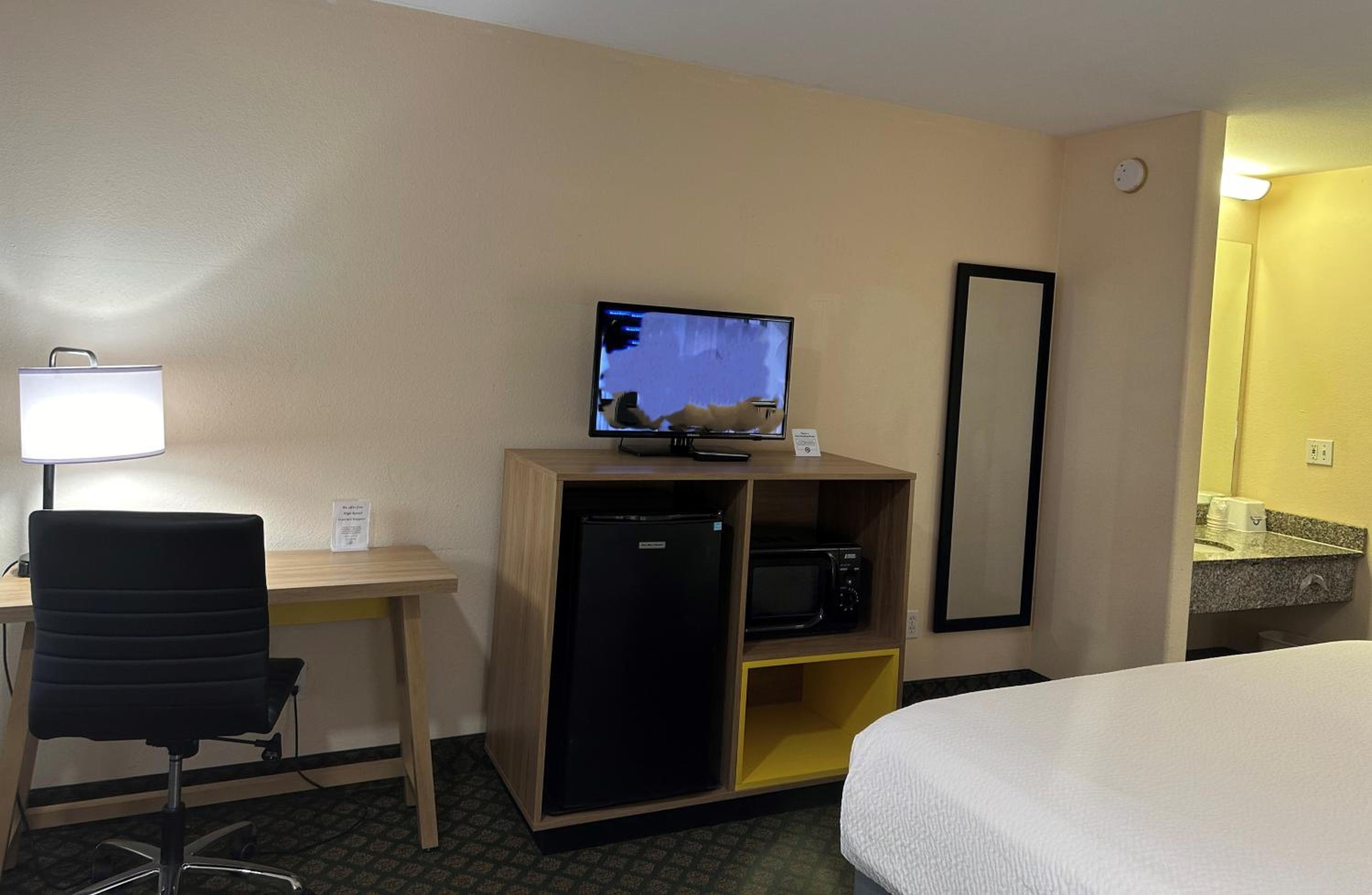 King Room - Non-Smoking - Photo 6