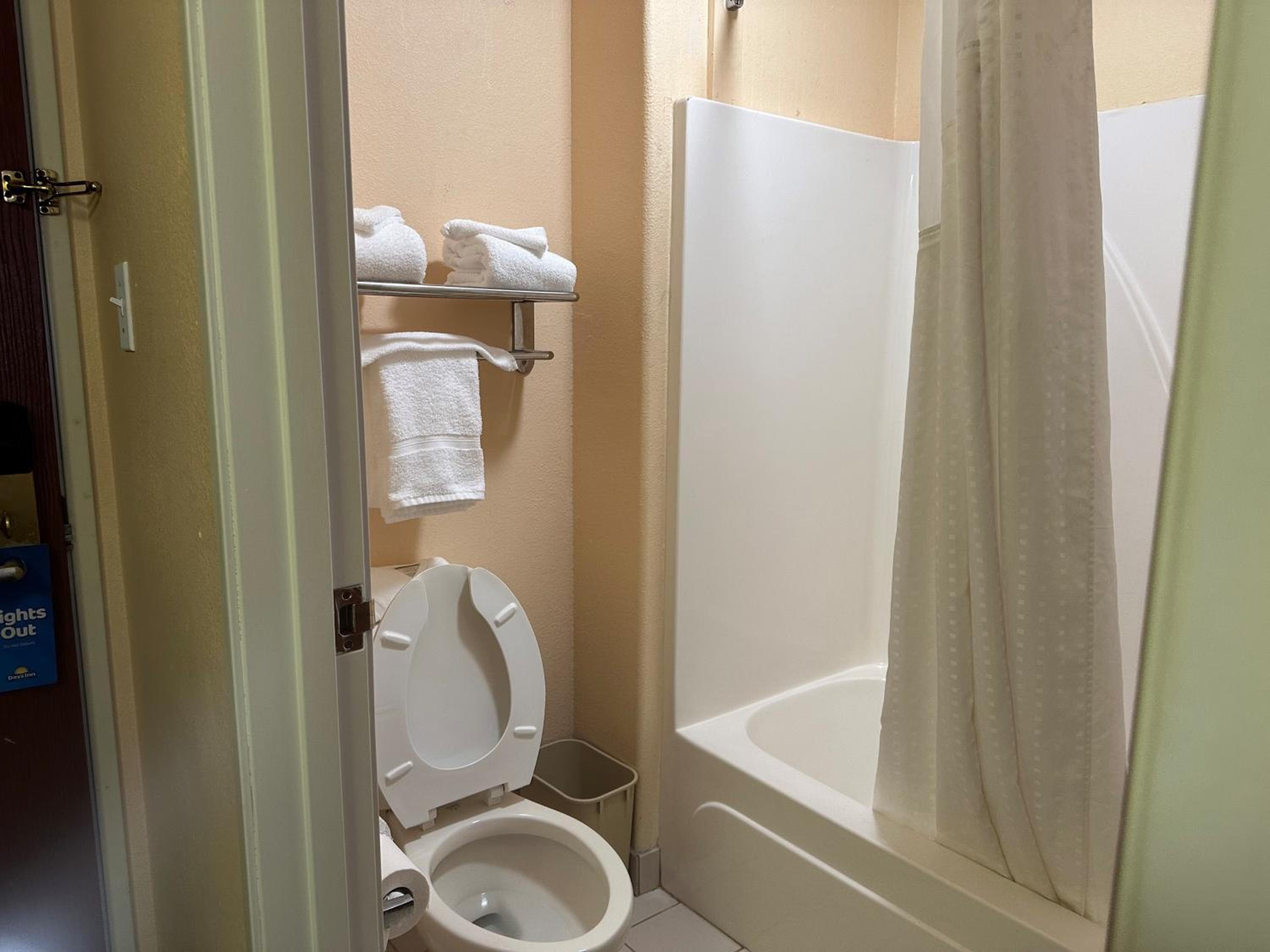 King Room - Non-Smoking - Photo 7