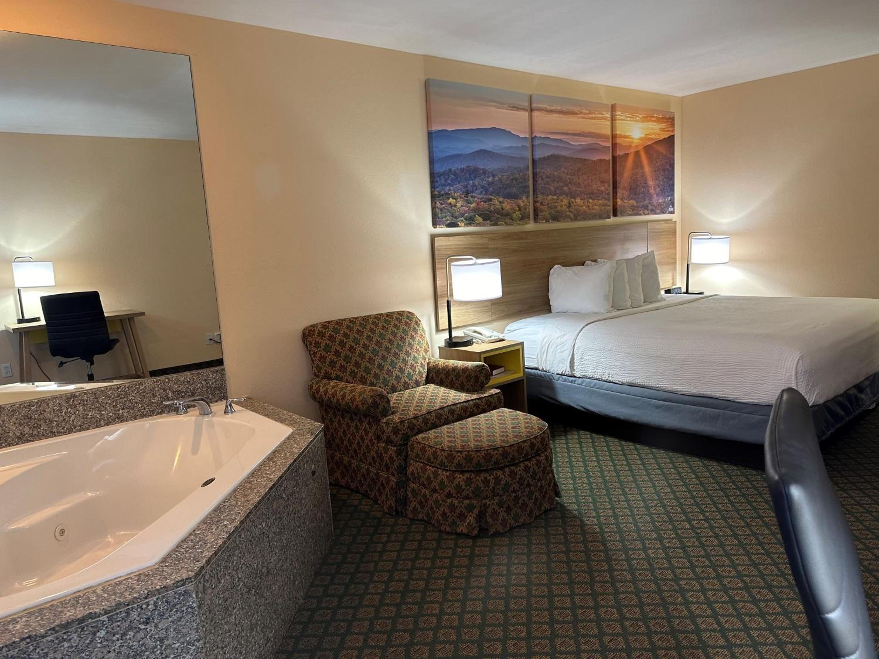 King Suite - Non-Smoking - Photo 4