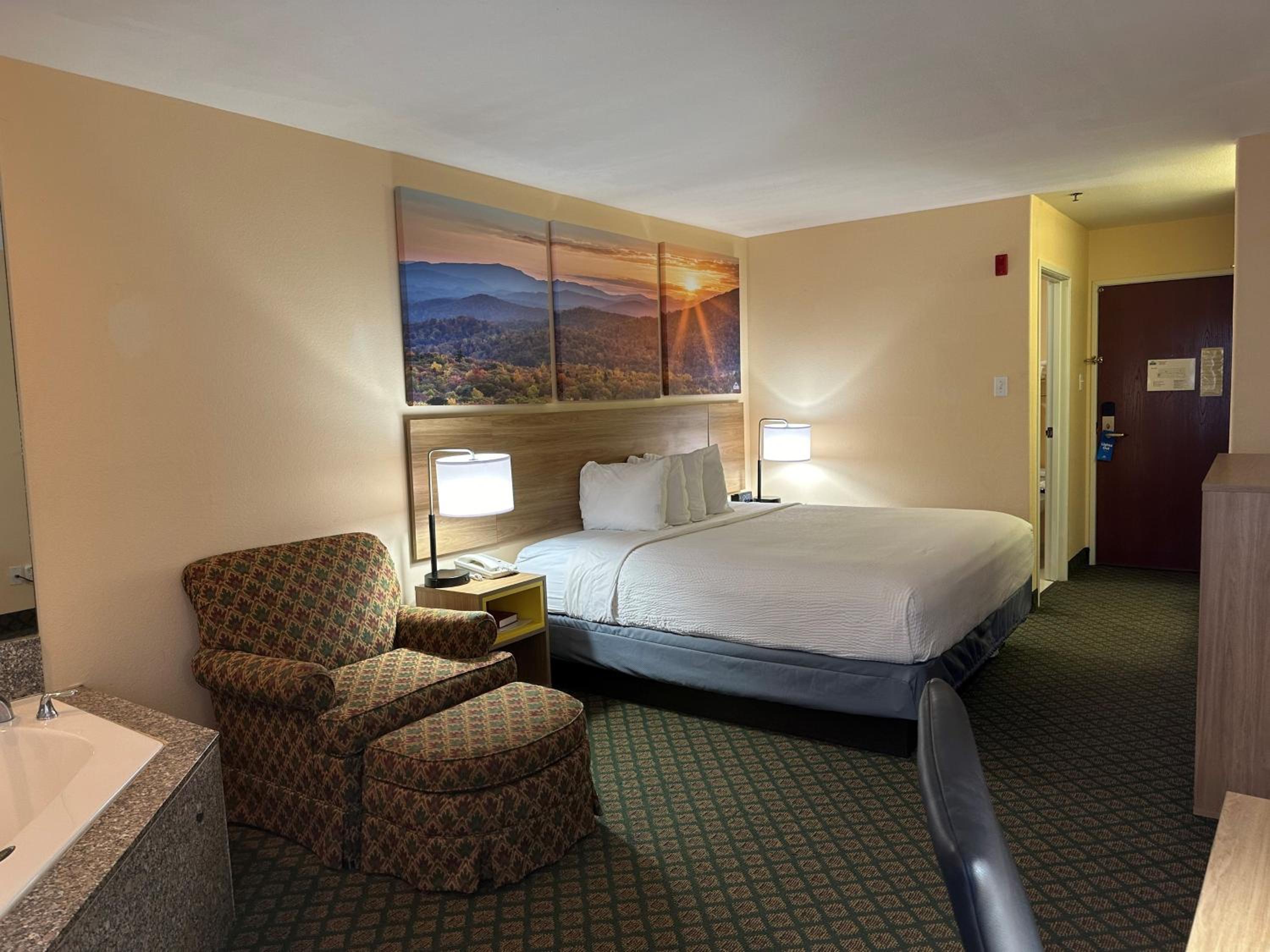 King Suite - Non-Smoking - Photo 6