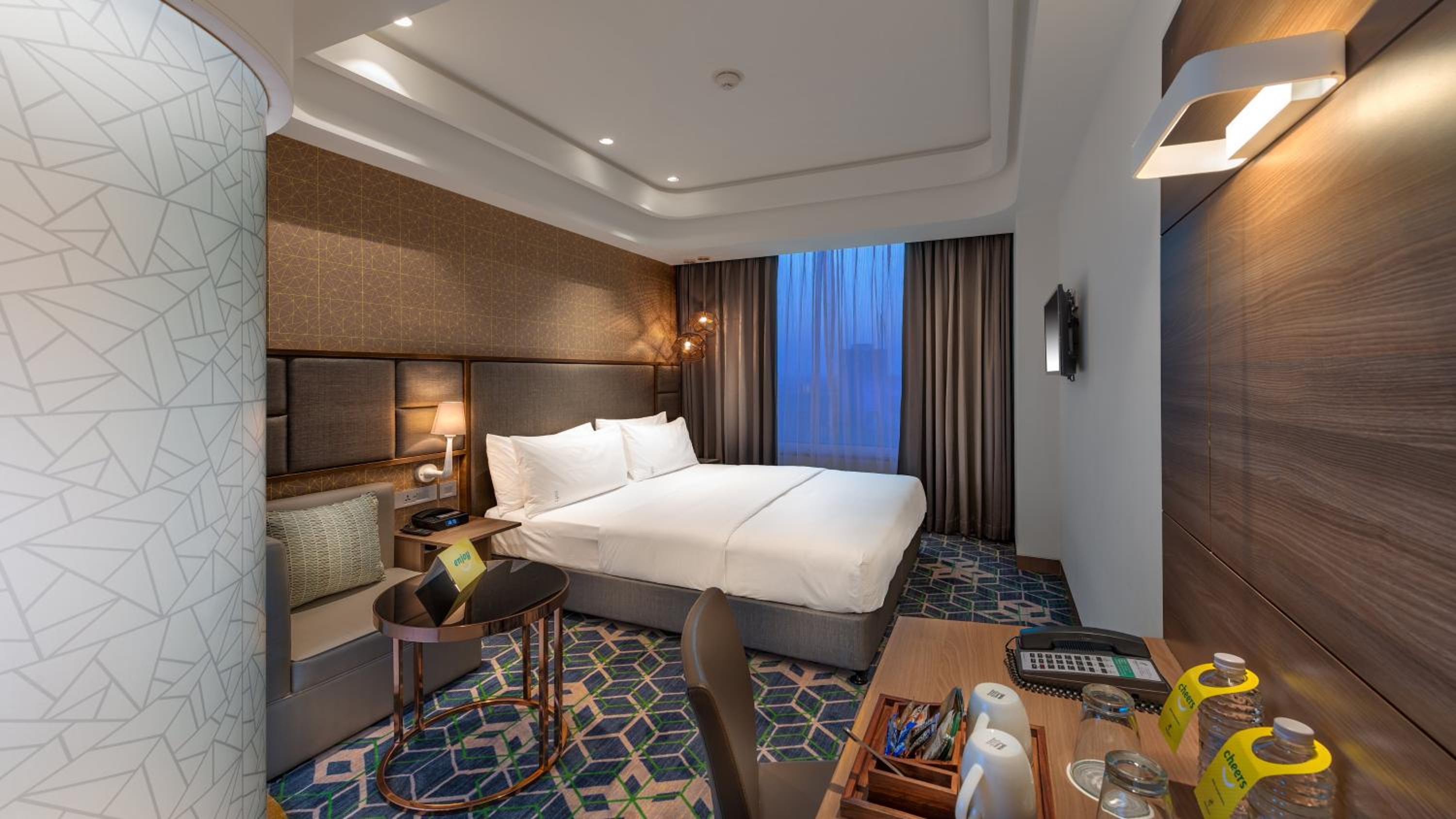 Standard King Room with City View - Photo 16