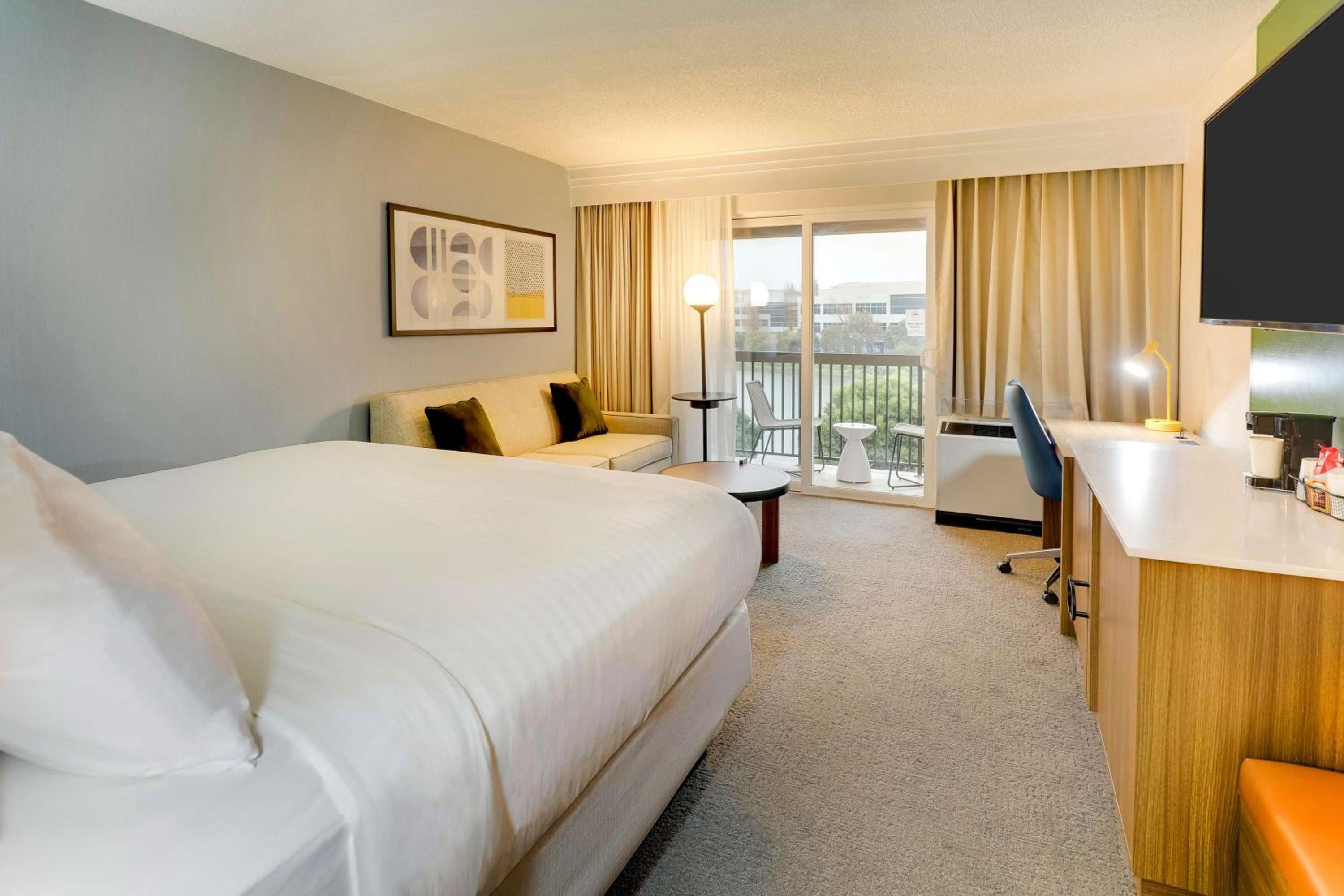 Water View Guestroom King - Photo 5