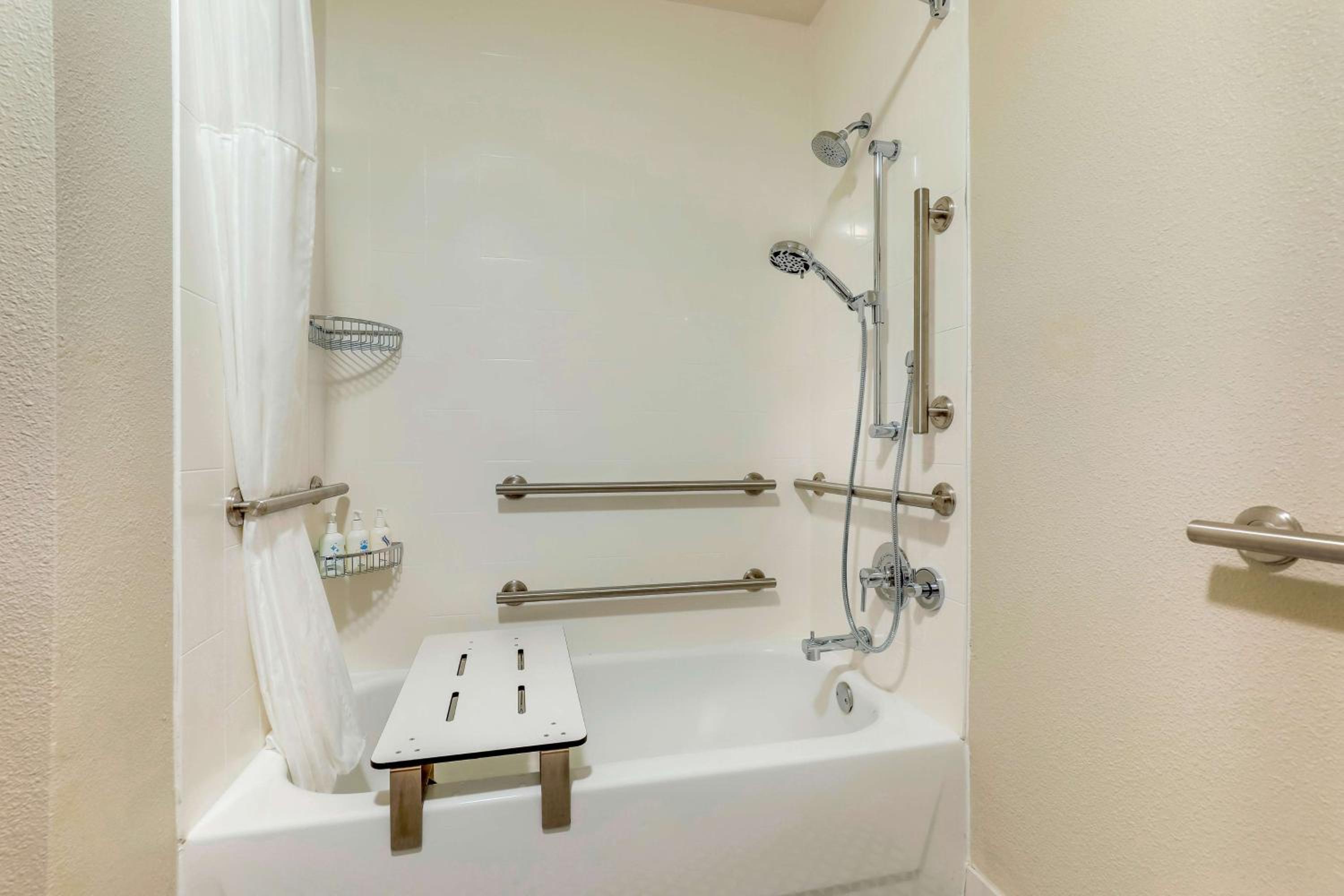 Mobility Accessible Guestroom King Tub - Photo 9