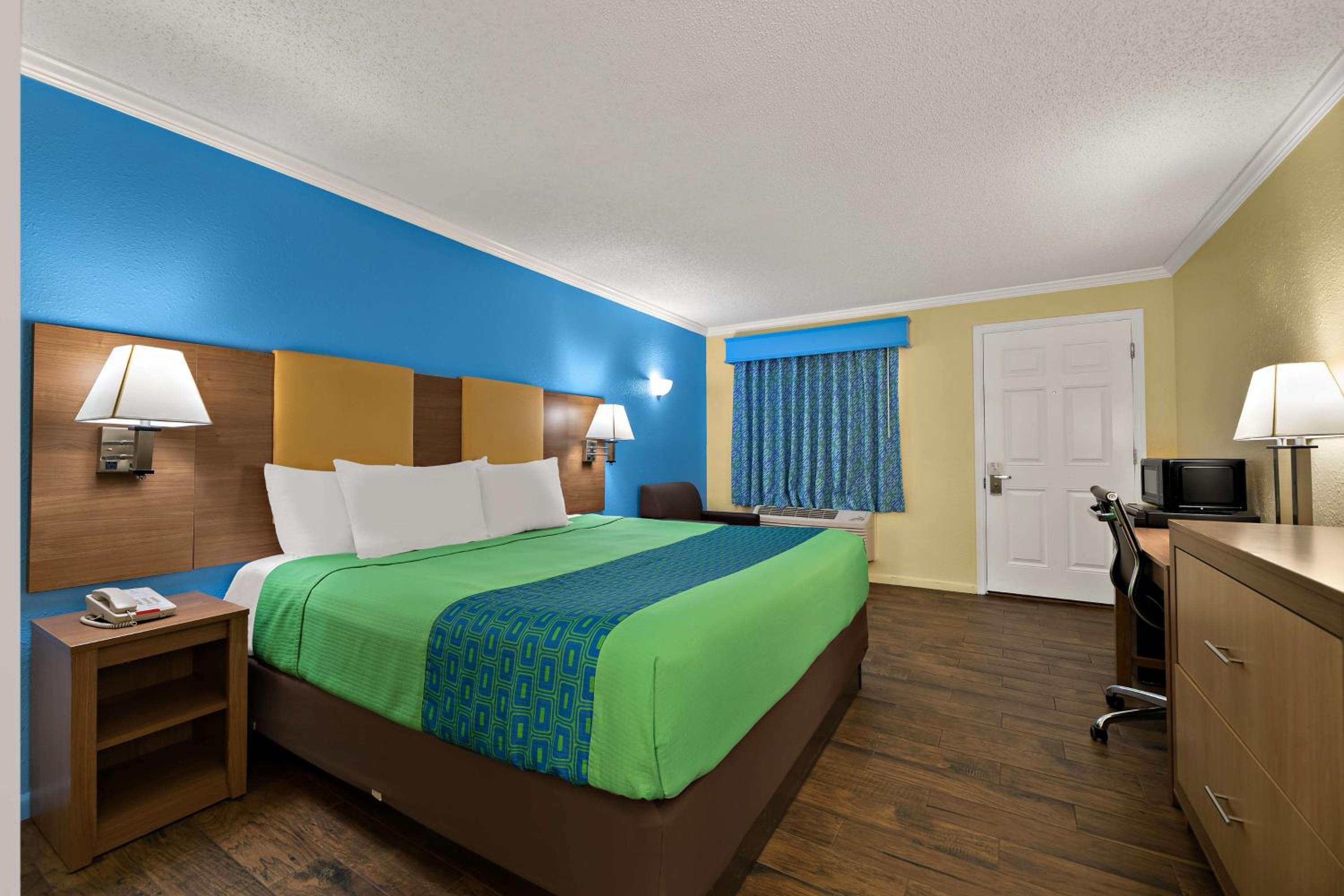 King Room - Non-Smoking - Photo 2