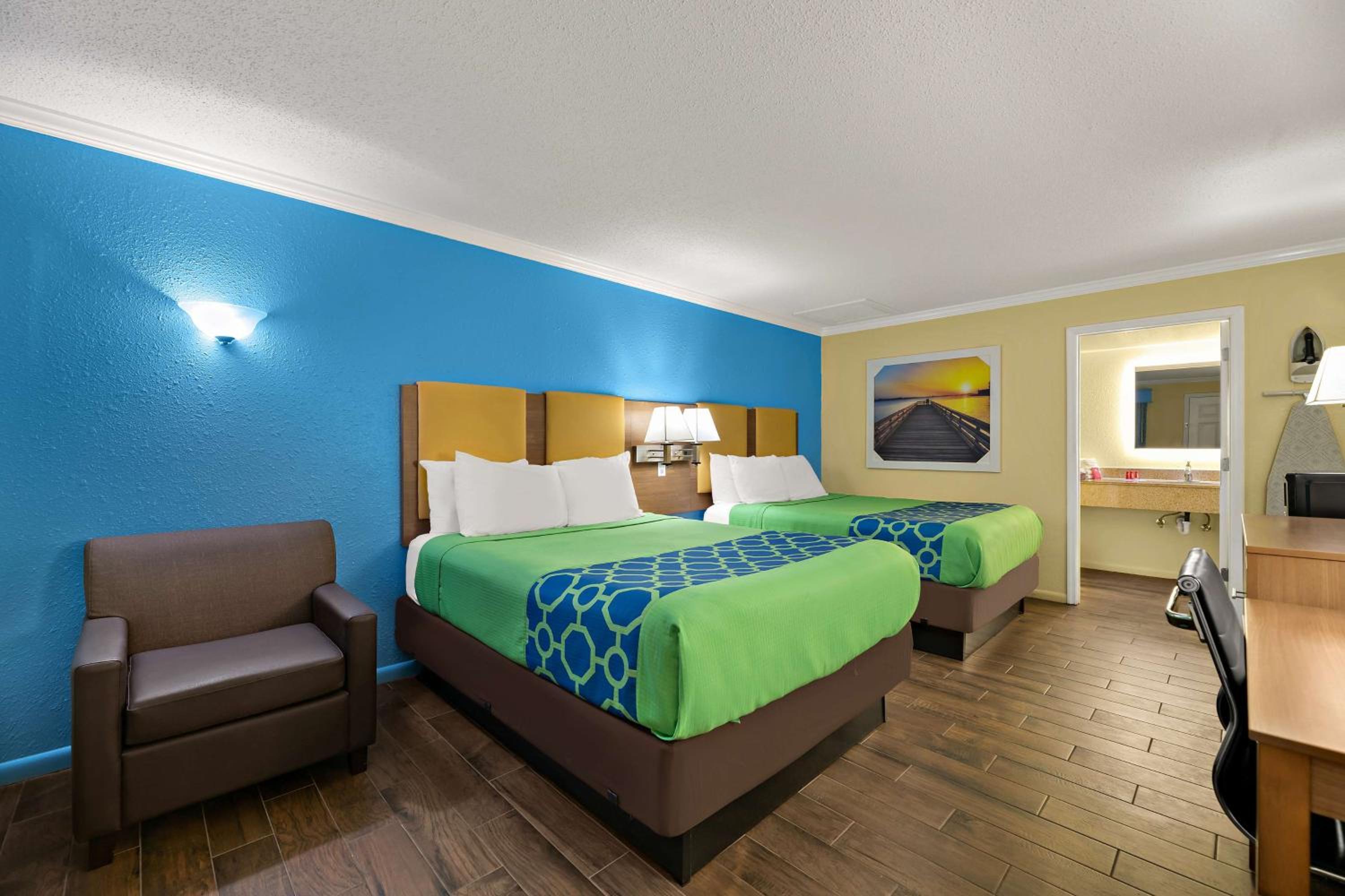 Queen Room with Two Queen Beds - Non-Smoking - Photo 1