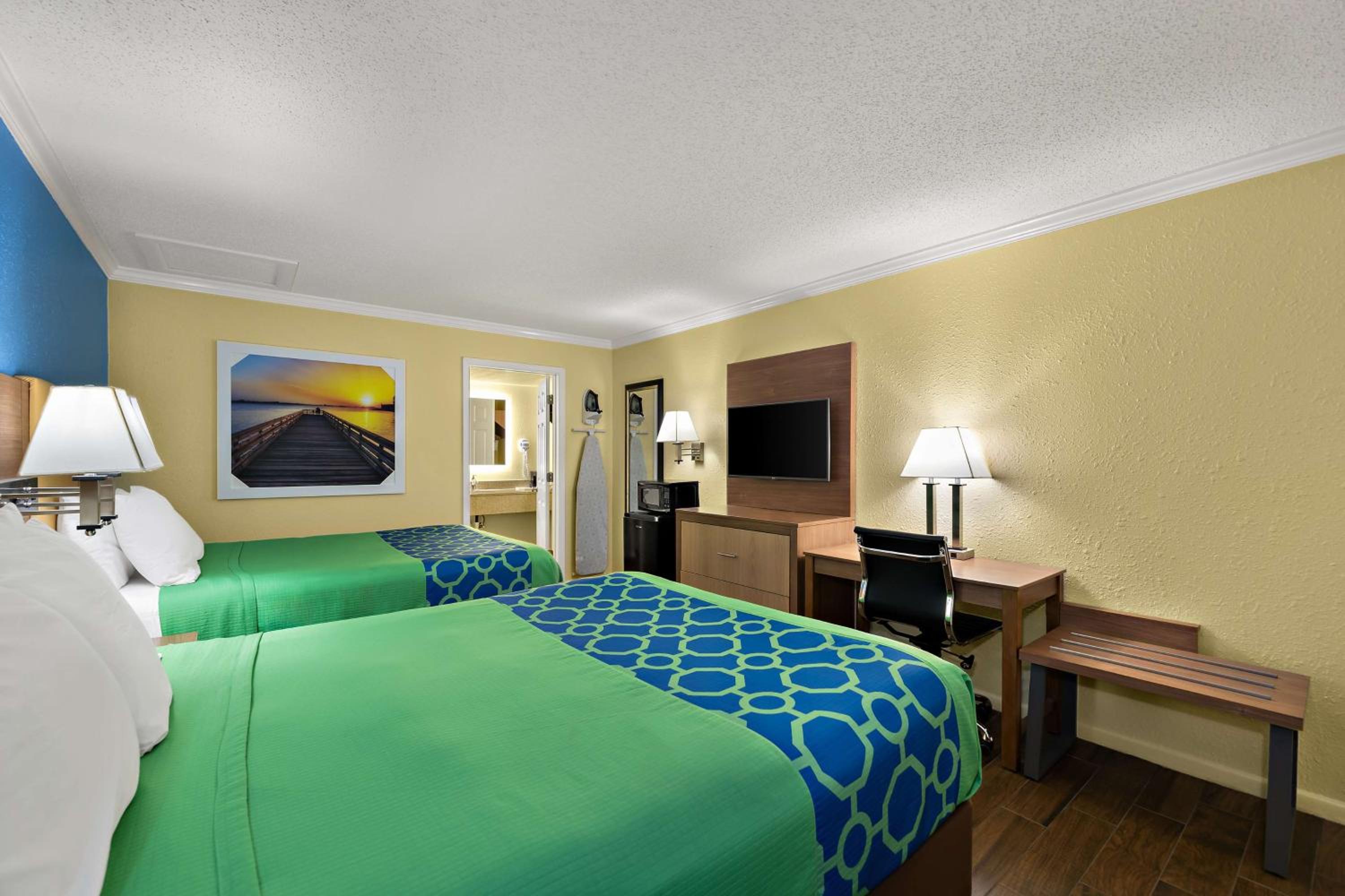 Queen Room with Two Queen Beds - Non-Smoking - Photo 5