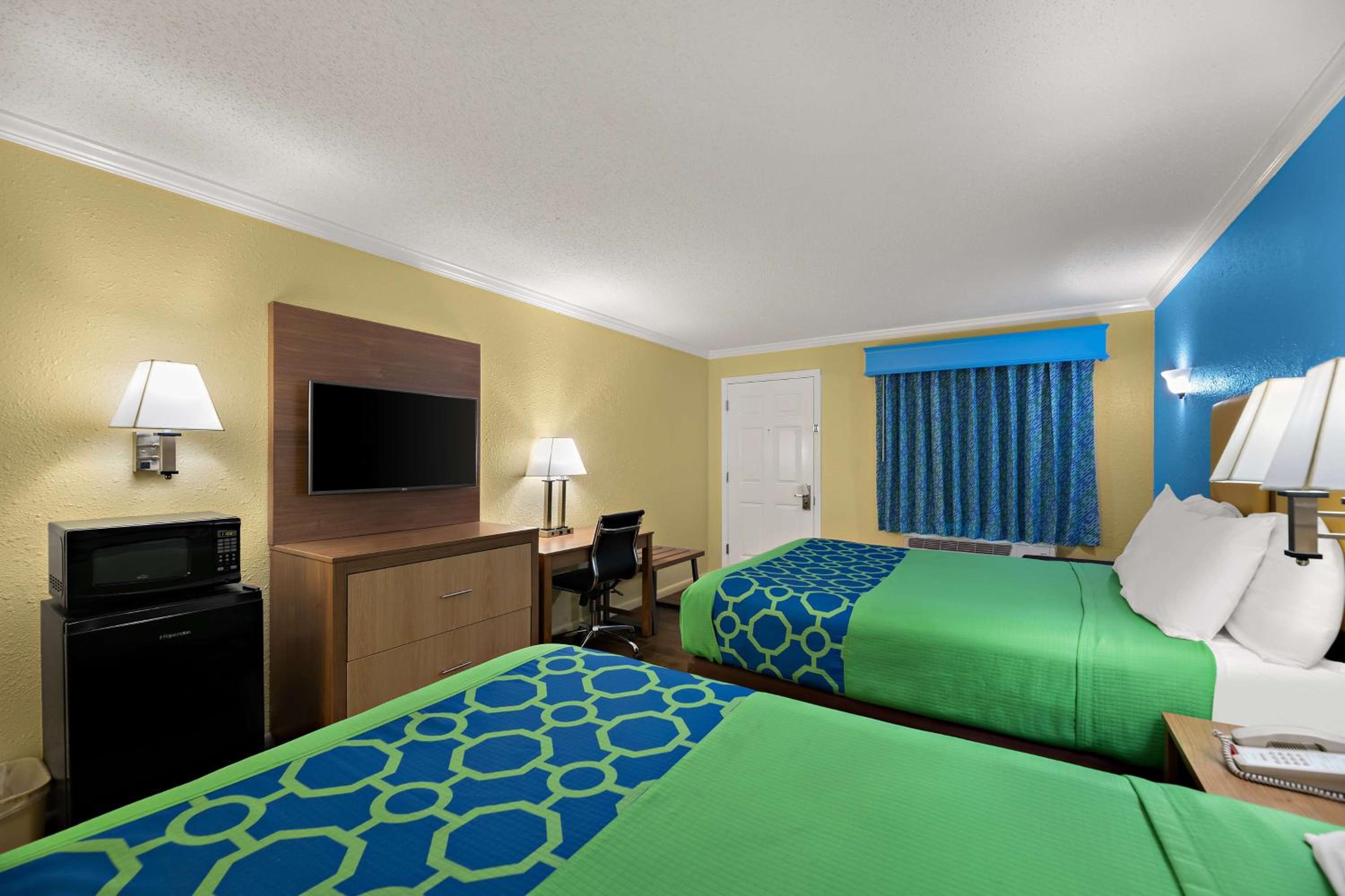 Queen Room with Two Queen Beds - Non-Smoking - Photo 6