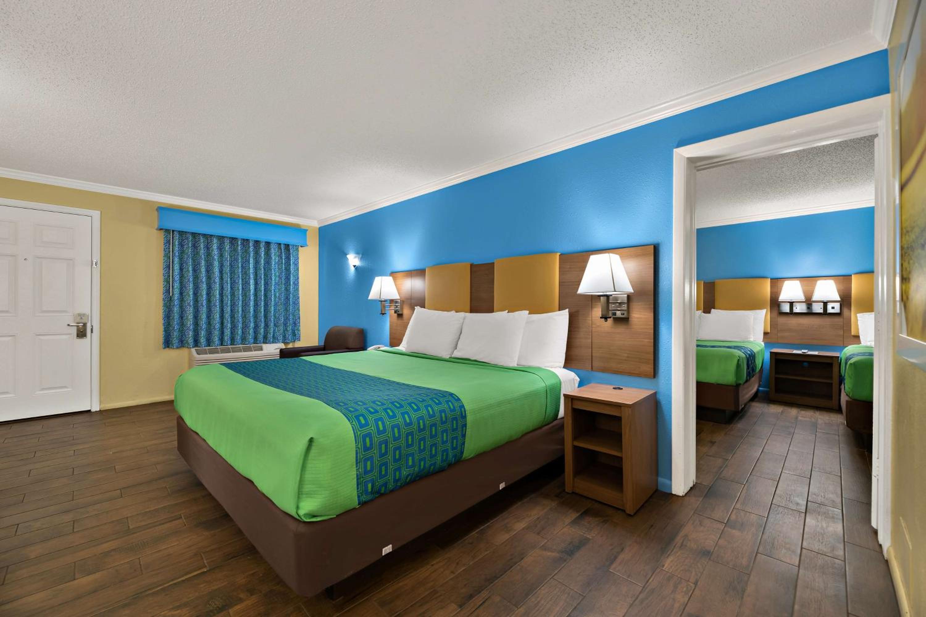 Room With One King Bed And Two Queen Beds - Non-Smoking photo 1