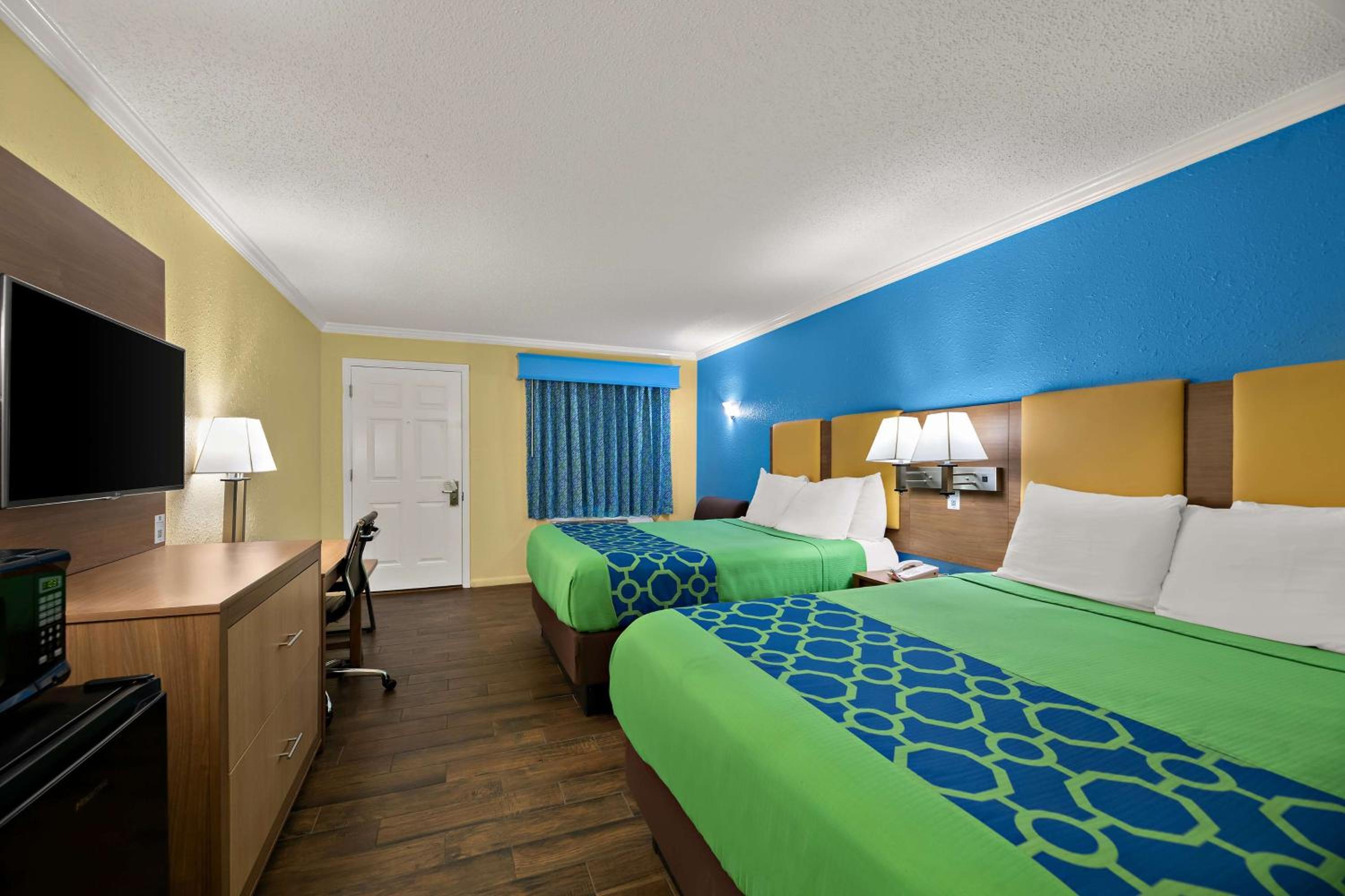 Queen Room with Two Queen Beds - Non-Smoking - Photo 4