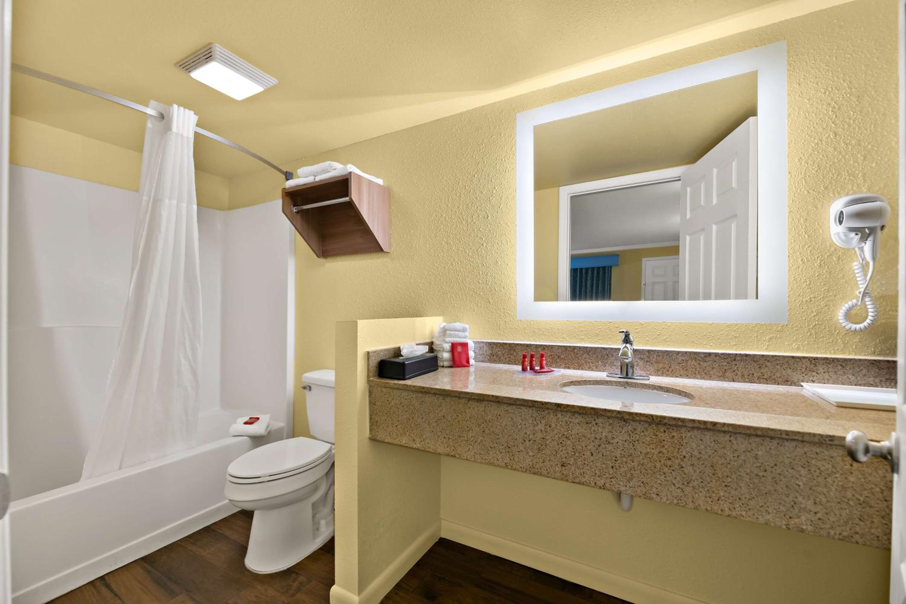 Queen Room with Two Queen Beds - Non-Smoking - Photo 3