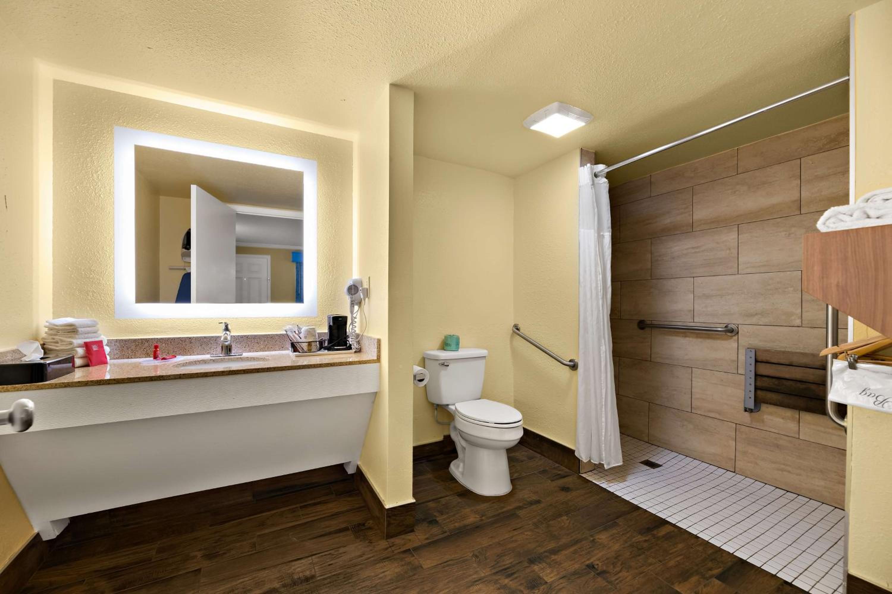 King Room with Roll-In Shower - Disability Access - Photo 4