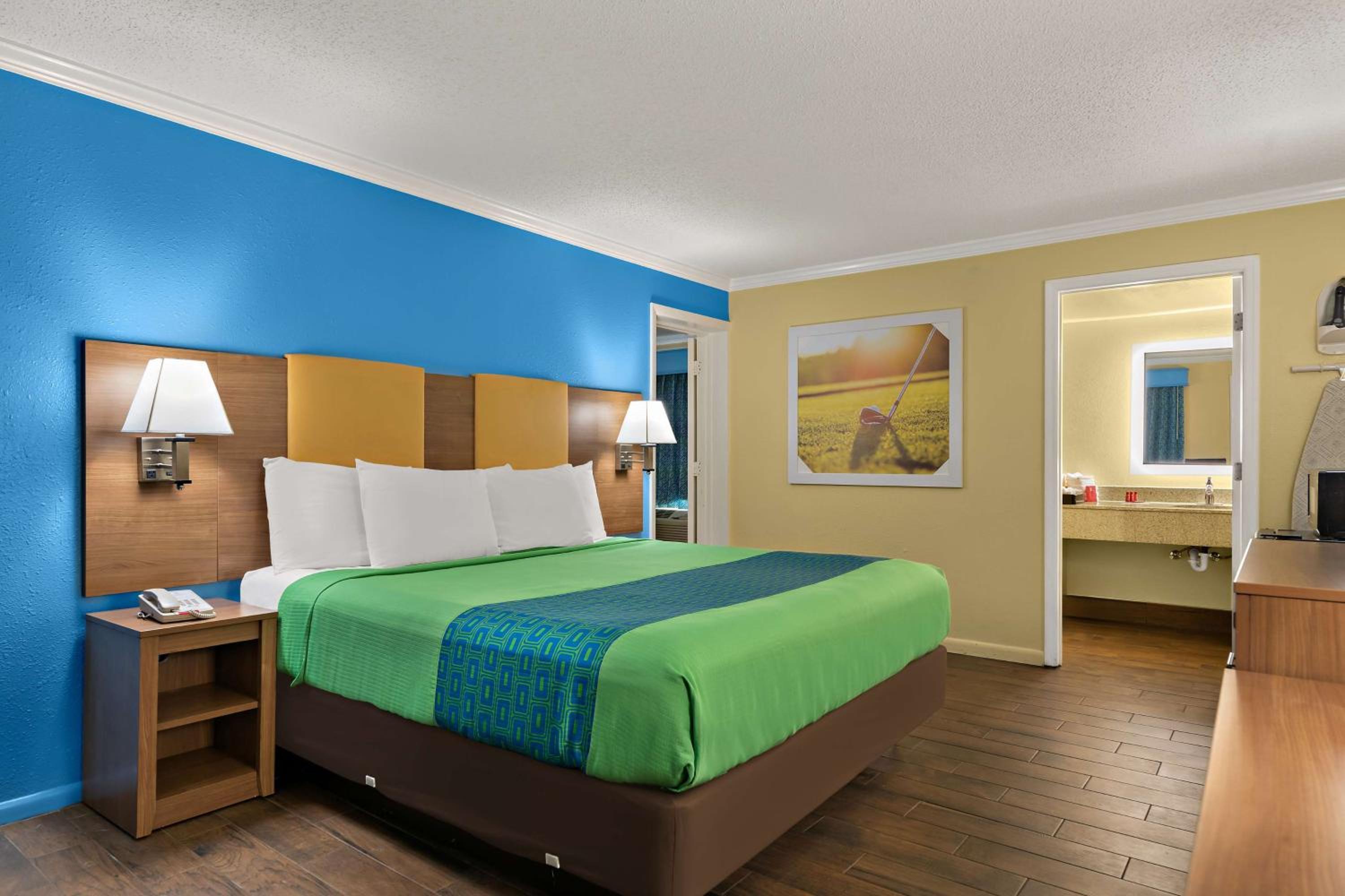 Room With One King Bed And Two Queen Beds - Non-Smoking photo 2