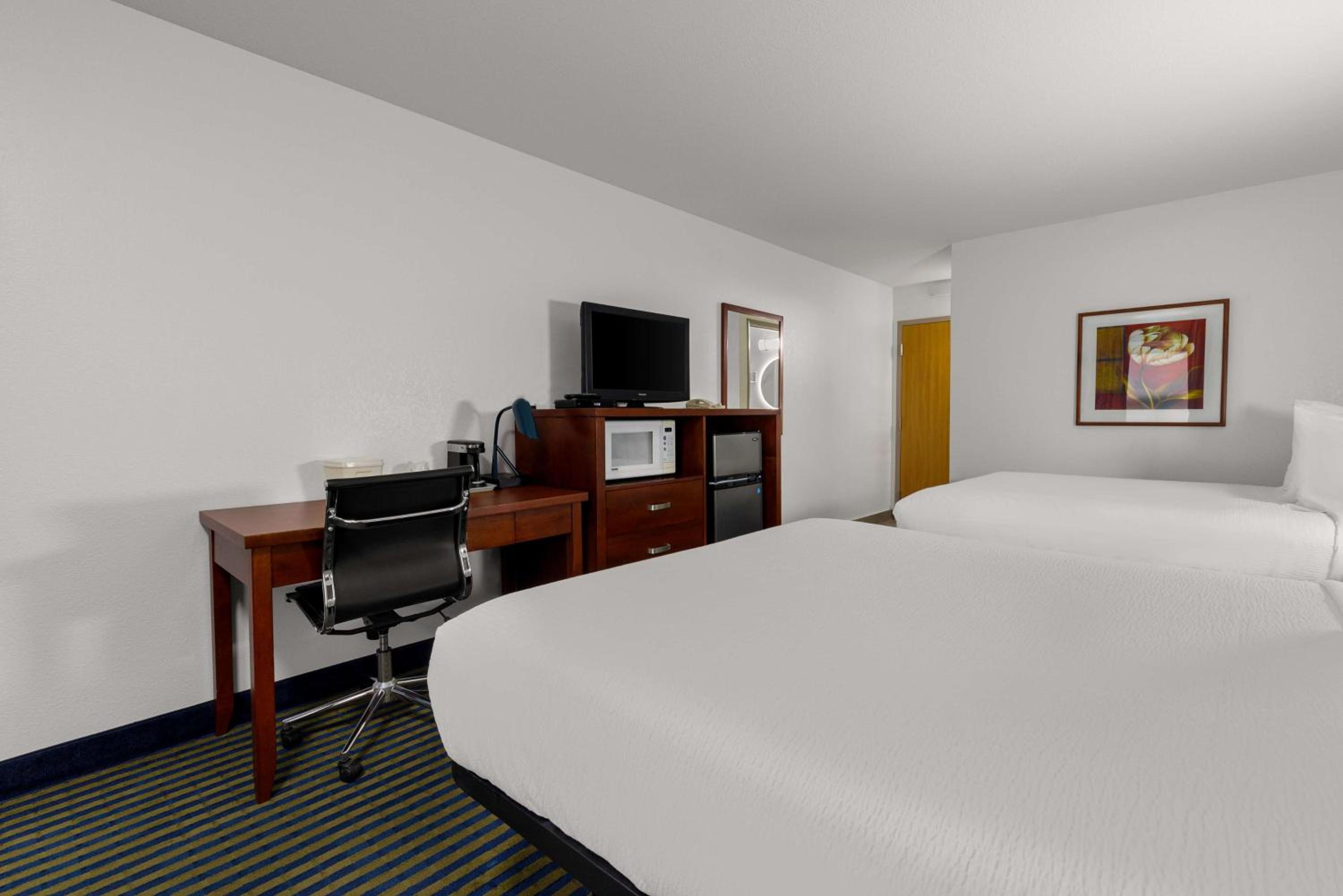 Queen Room with Two Queen Beds - Non-Smoking - Photo 1
