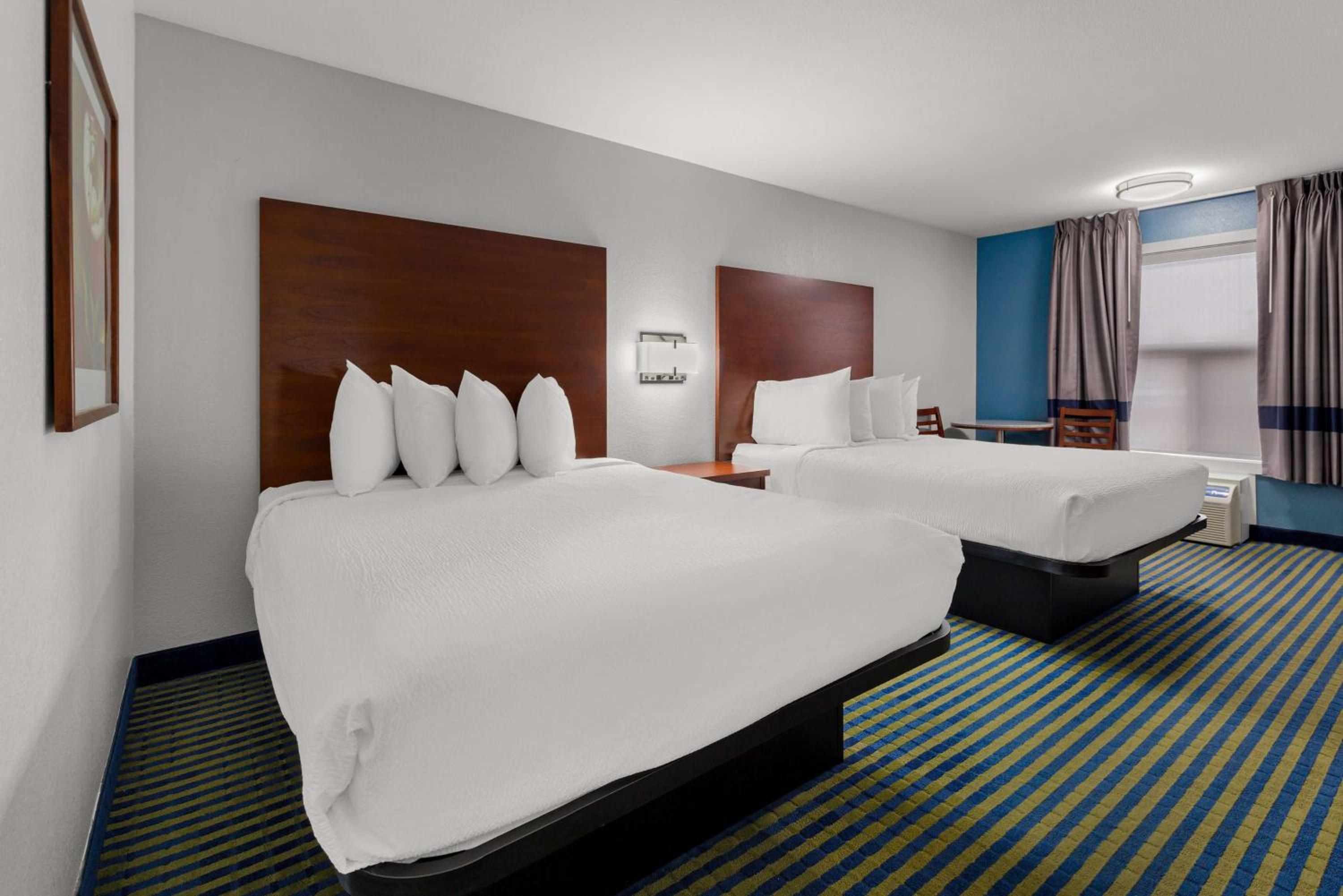 Queen Room with Two Queen Beds - Non-Smoking - Photo 2