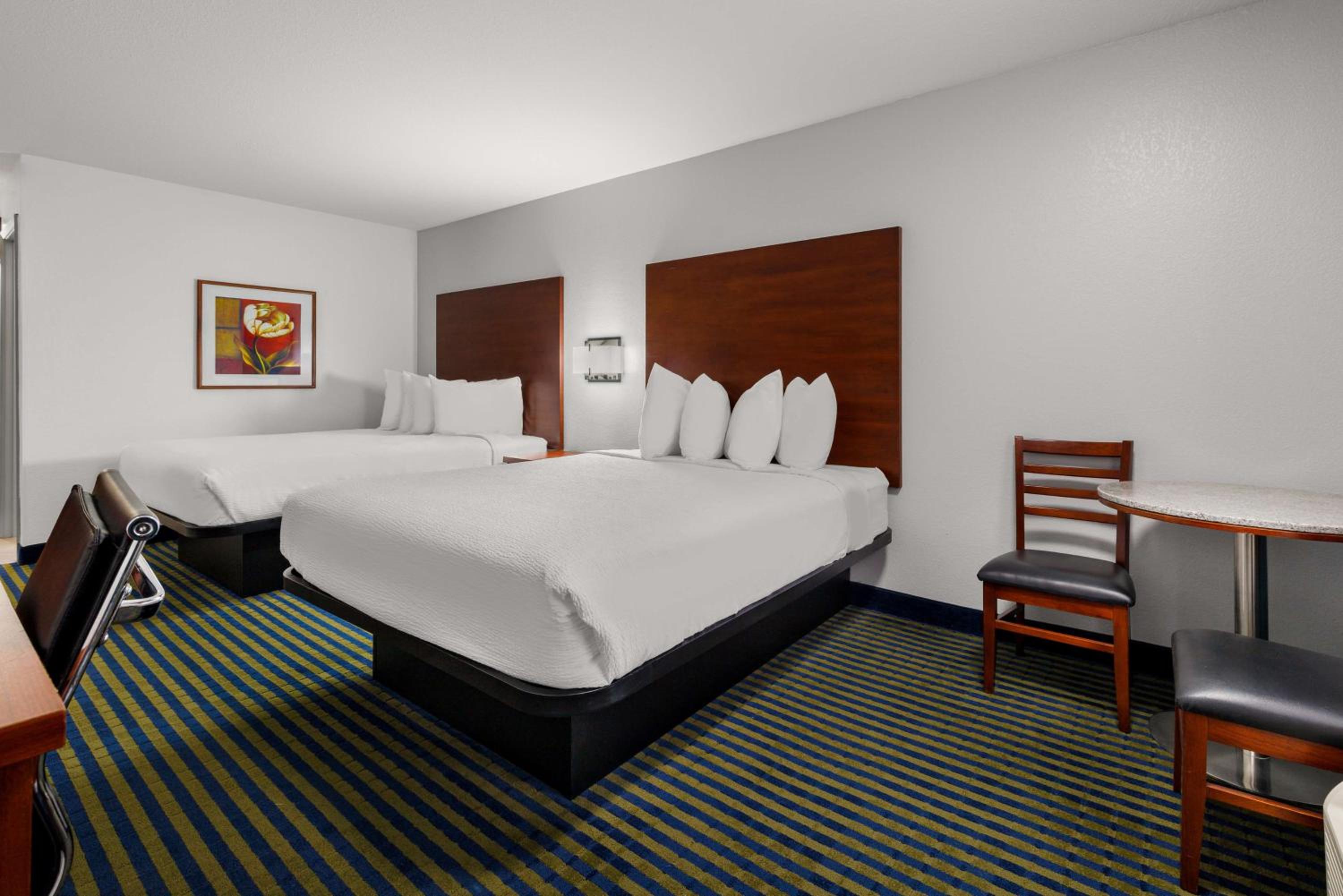 Queen Room with Two Queen Beds - Non-Smoking - Photo 4