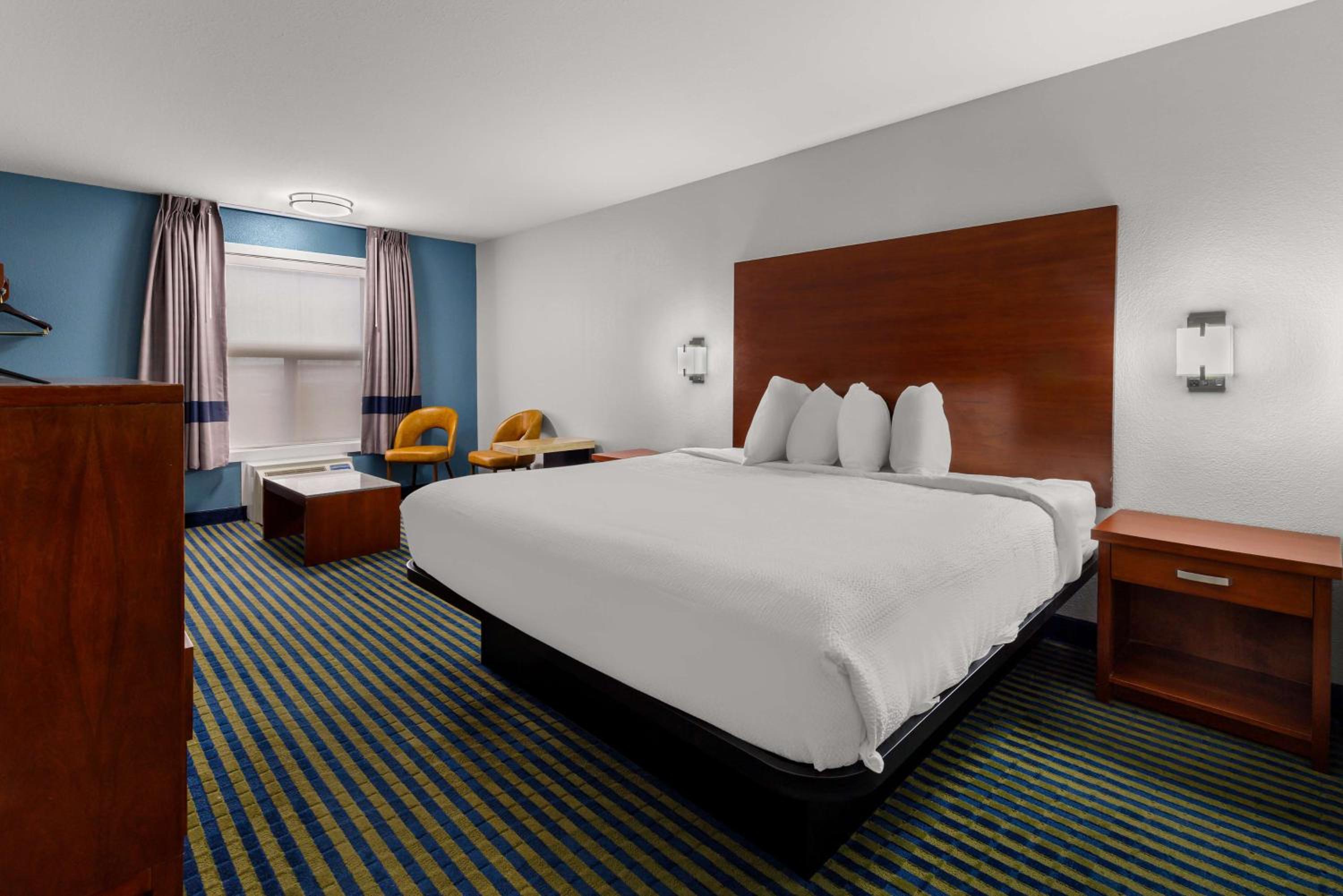 King Room - Non-Smoking - Photo 3