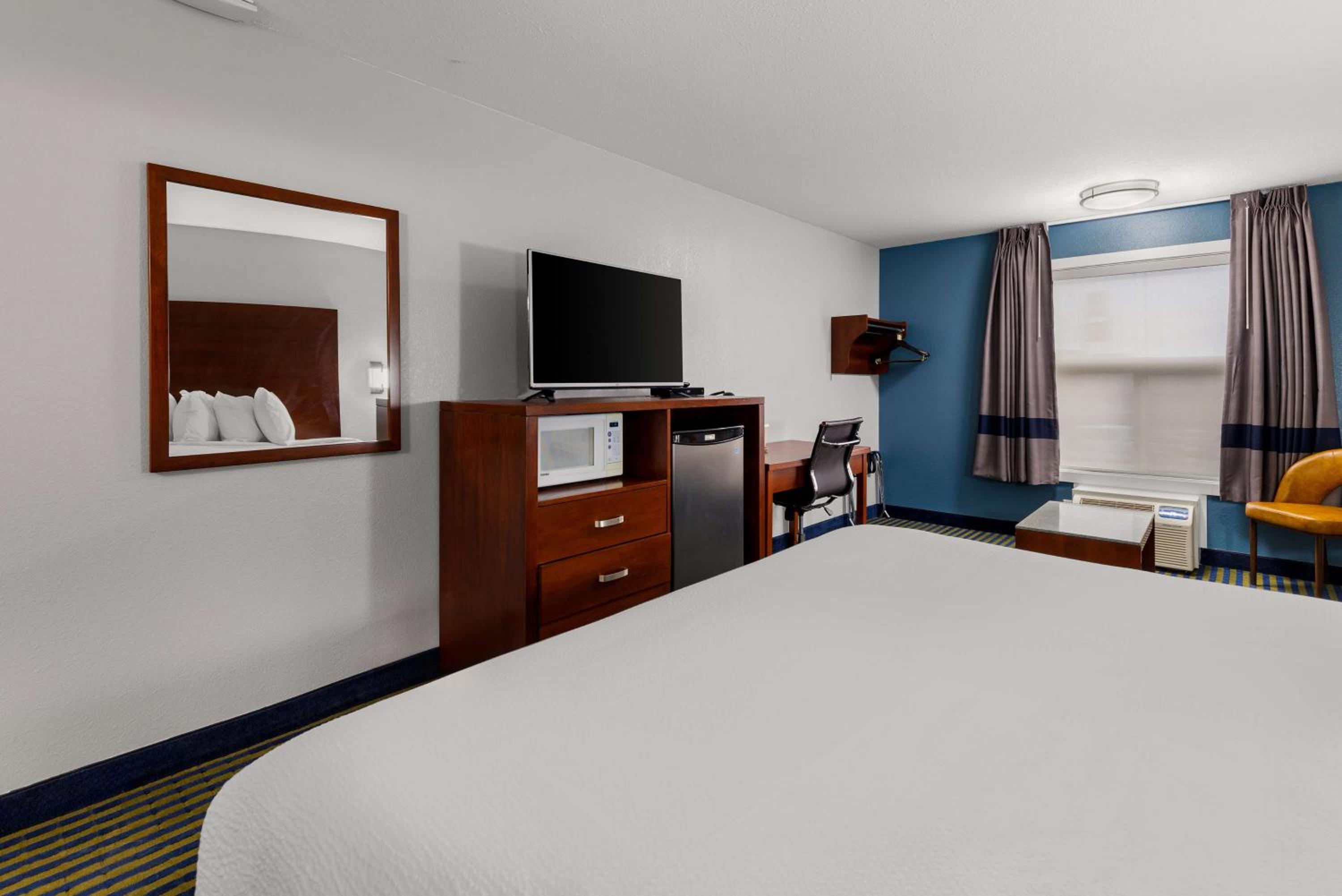 King Room - Non-Smoking - Photo 1