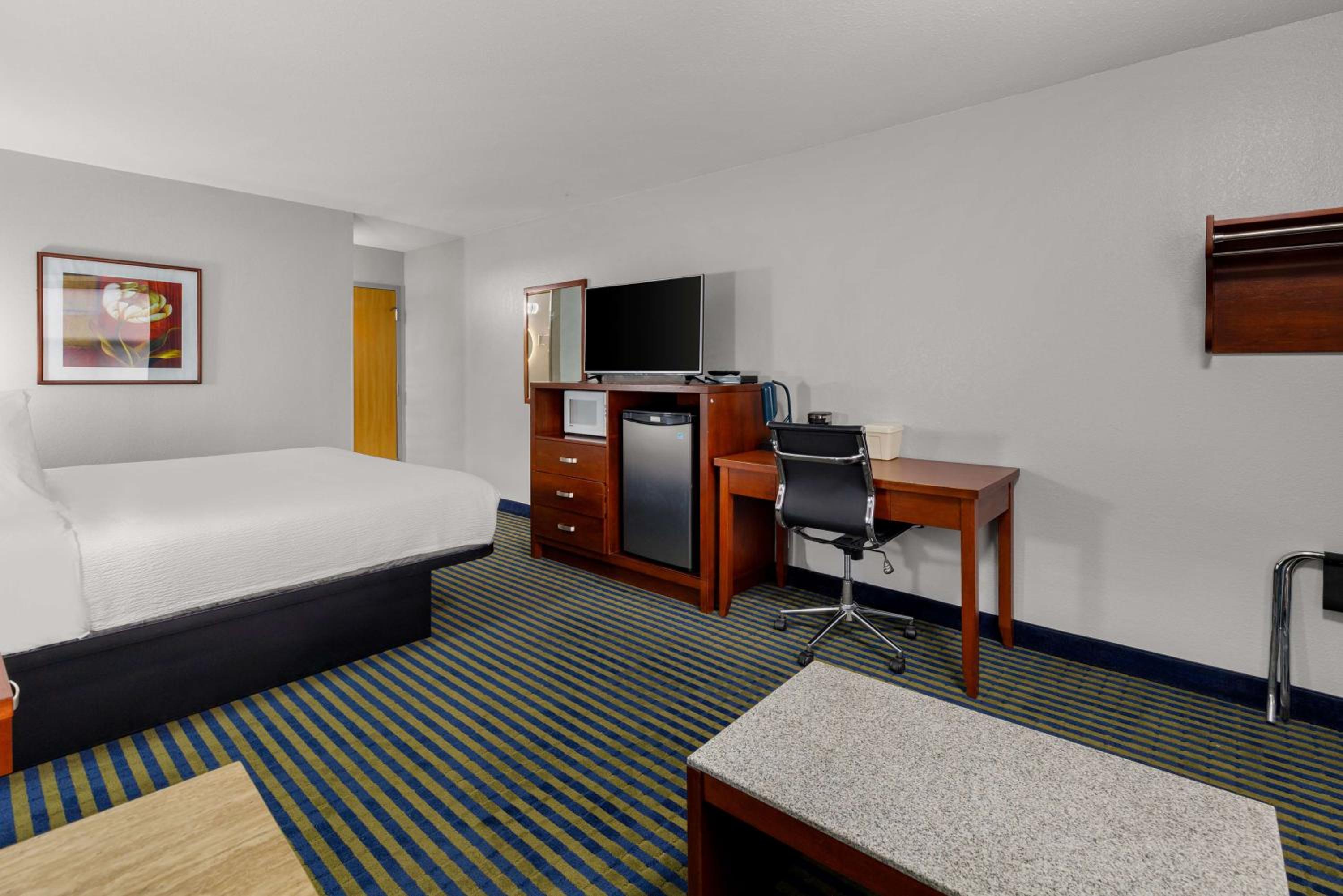 King Room - Non-Smoking - Photo 4