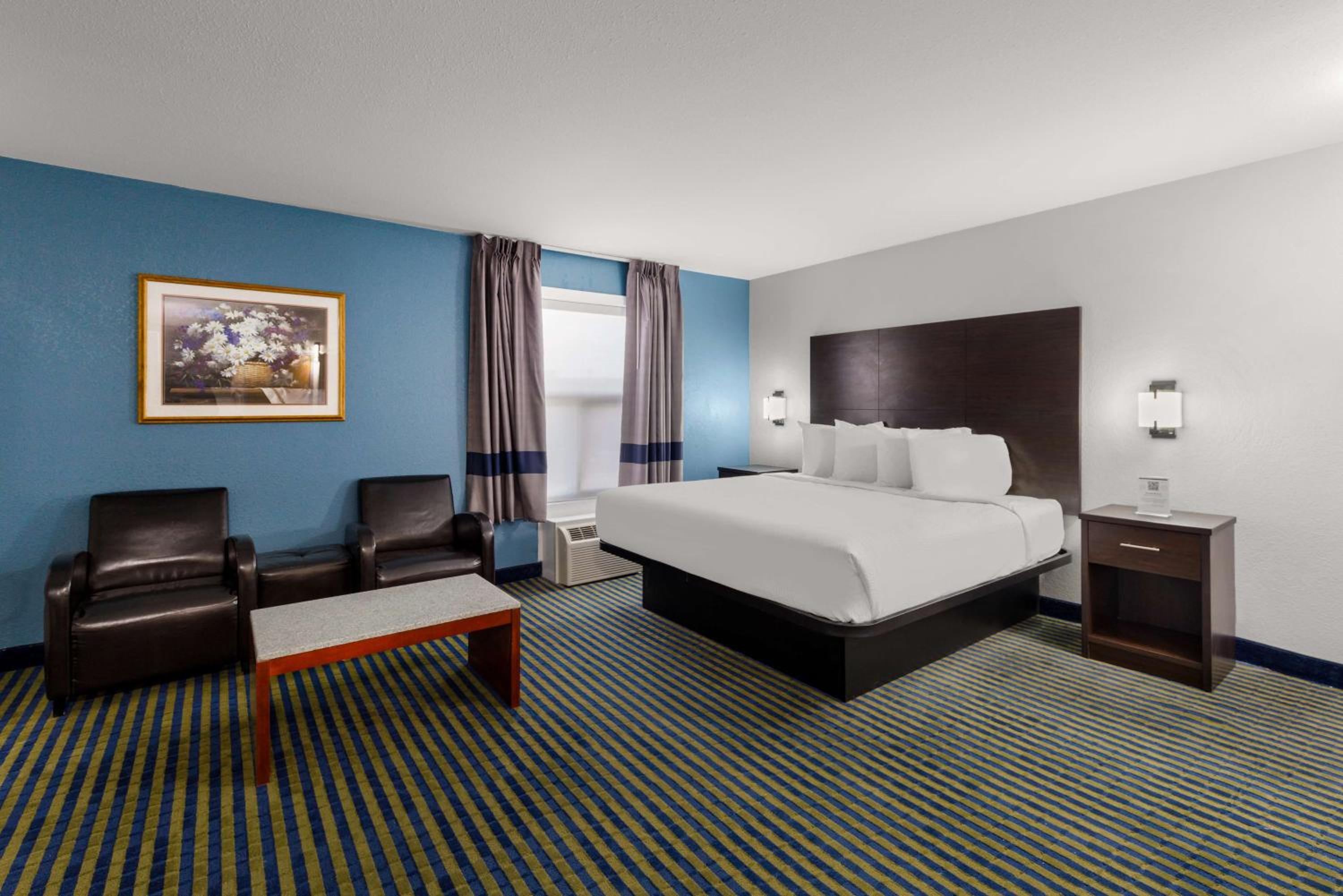 King Suite with Kitchenette - Non-Smoking - Photo 5