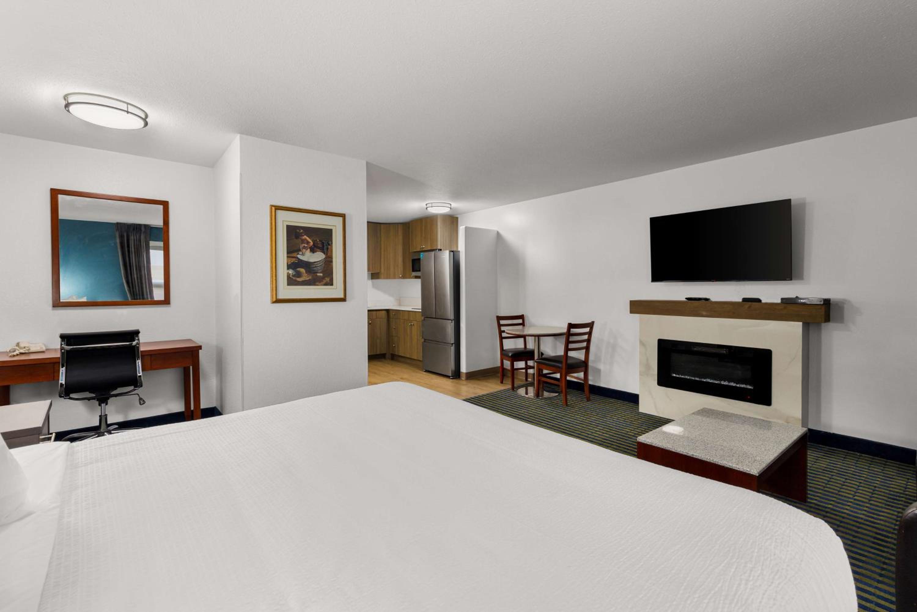 King Suite with Kitchenette - Non-Smoking - Photo 4