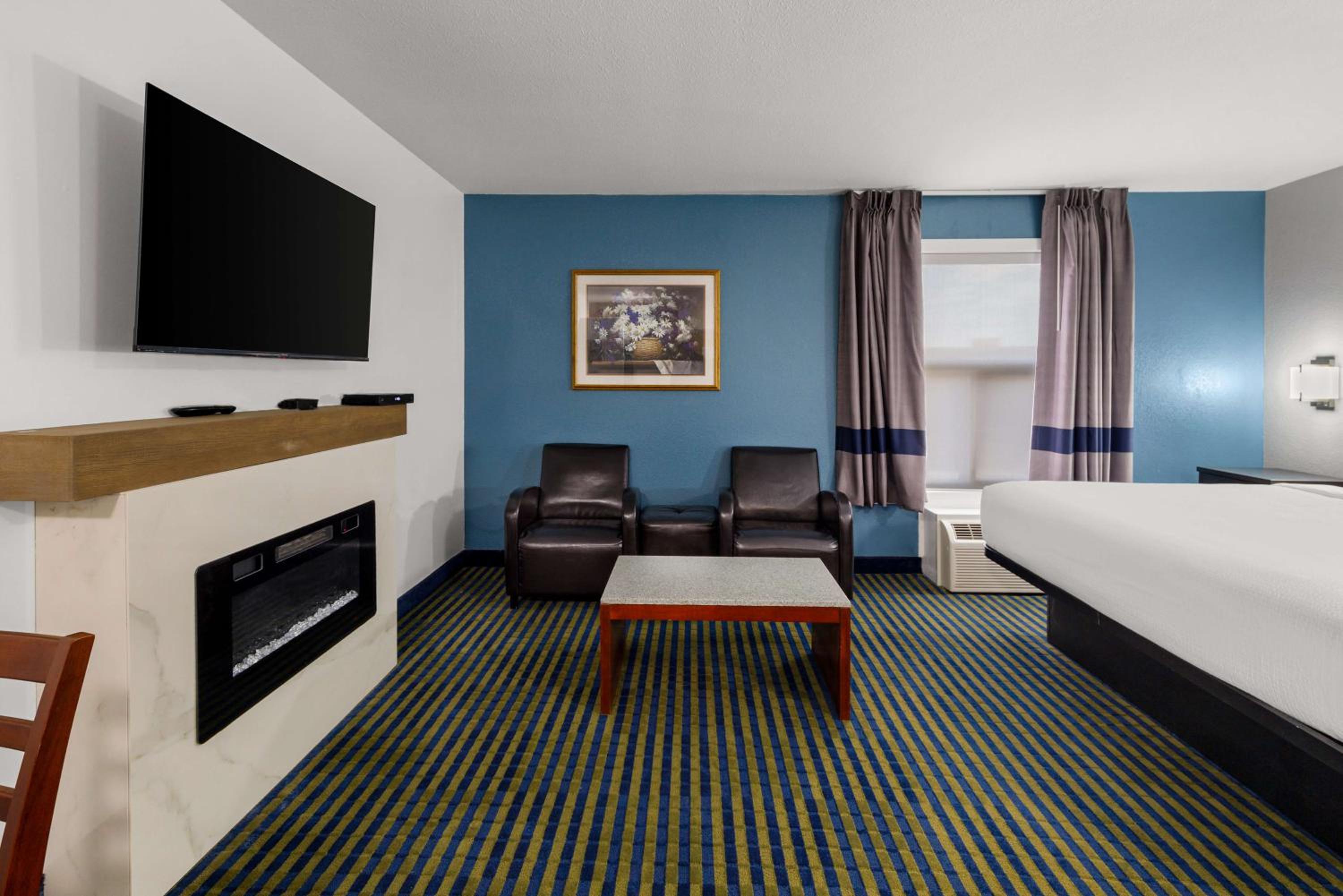 King Suite with Kitchenette - Non-Smoking - Photo 1