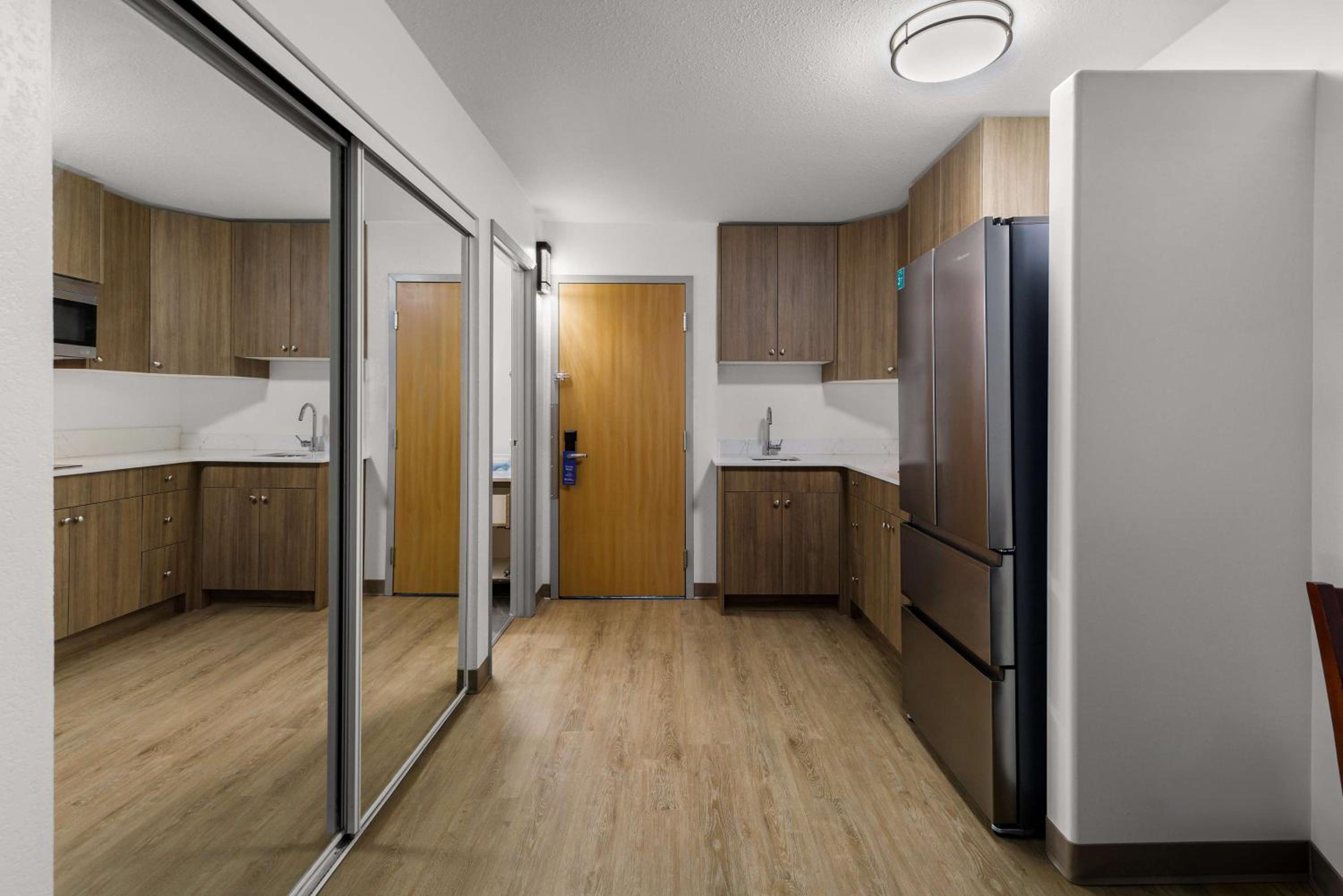 King Suite with Kitchenette - Non-Smoking - Photo 7