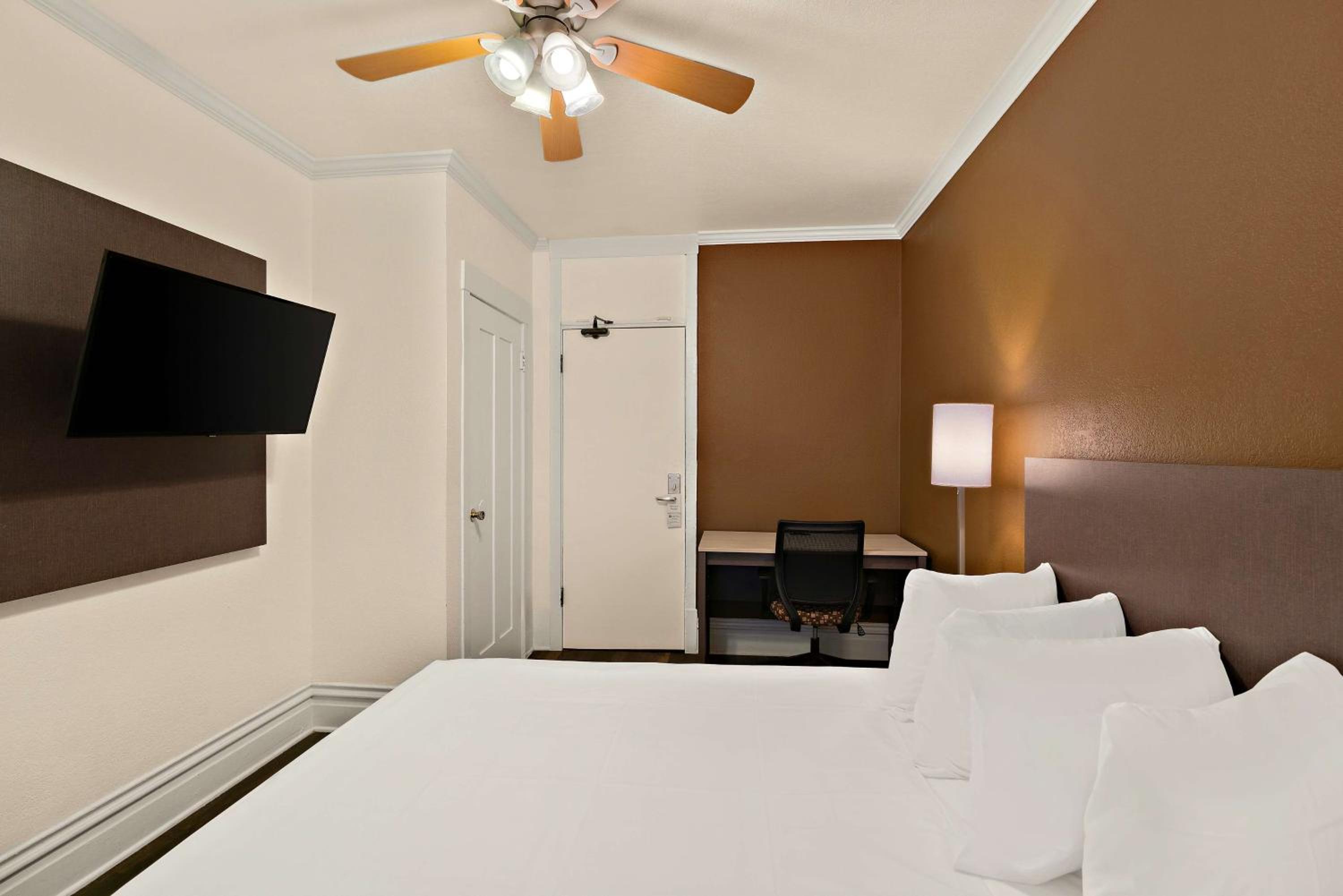 Large Queen Room - Non-Smoking - Photo 4