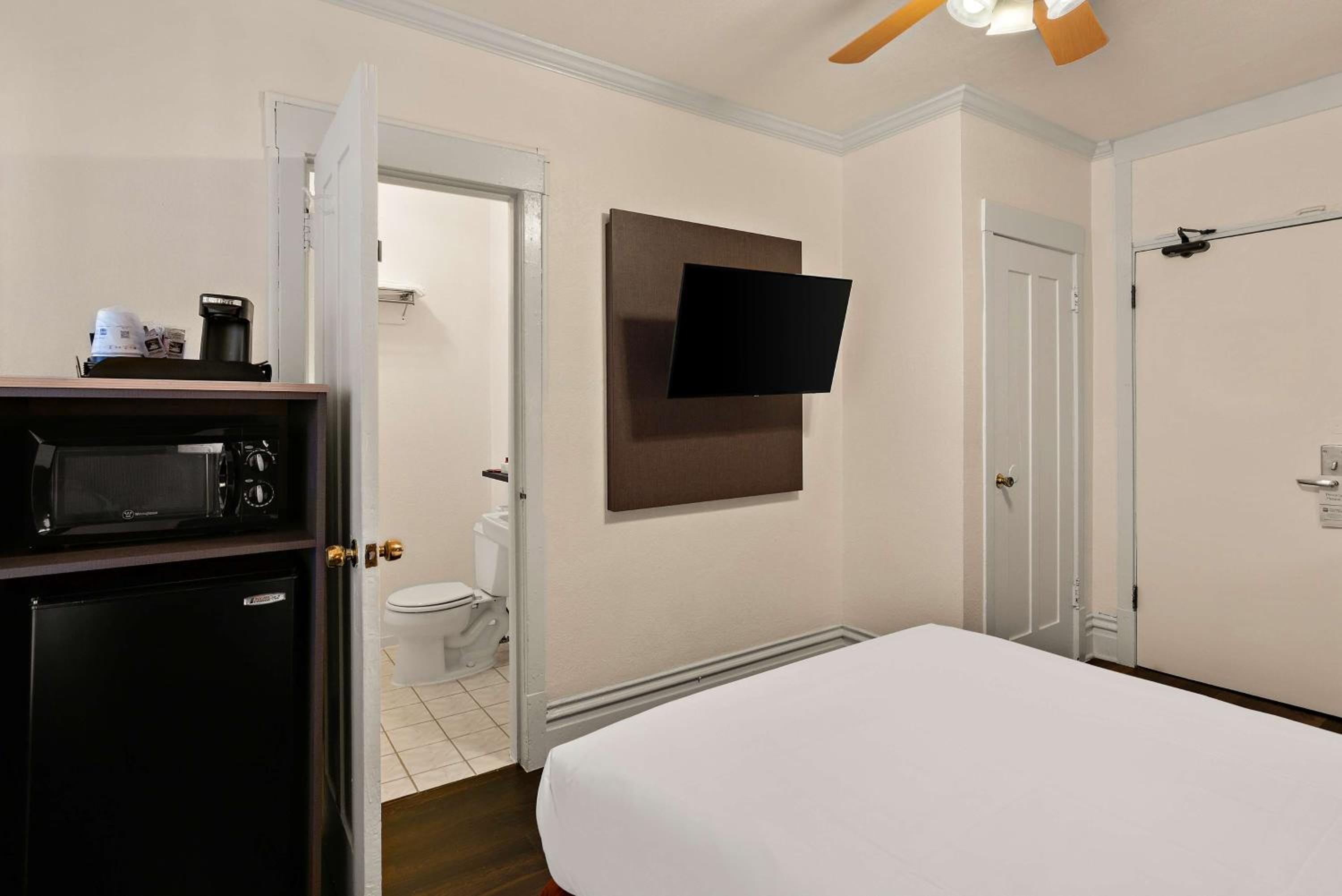 Large Queen Room - Non-Smoking - Photo 5