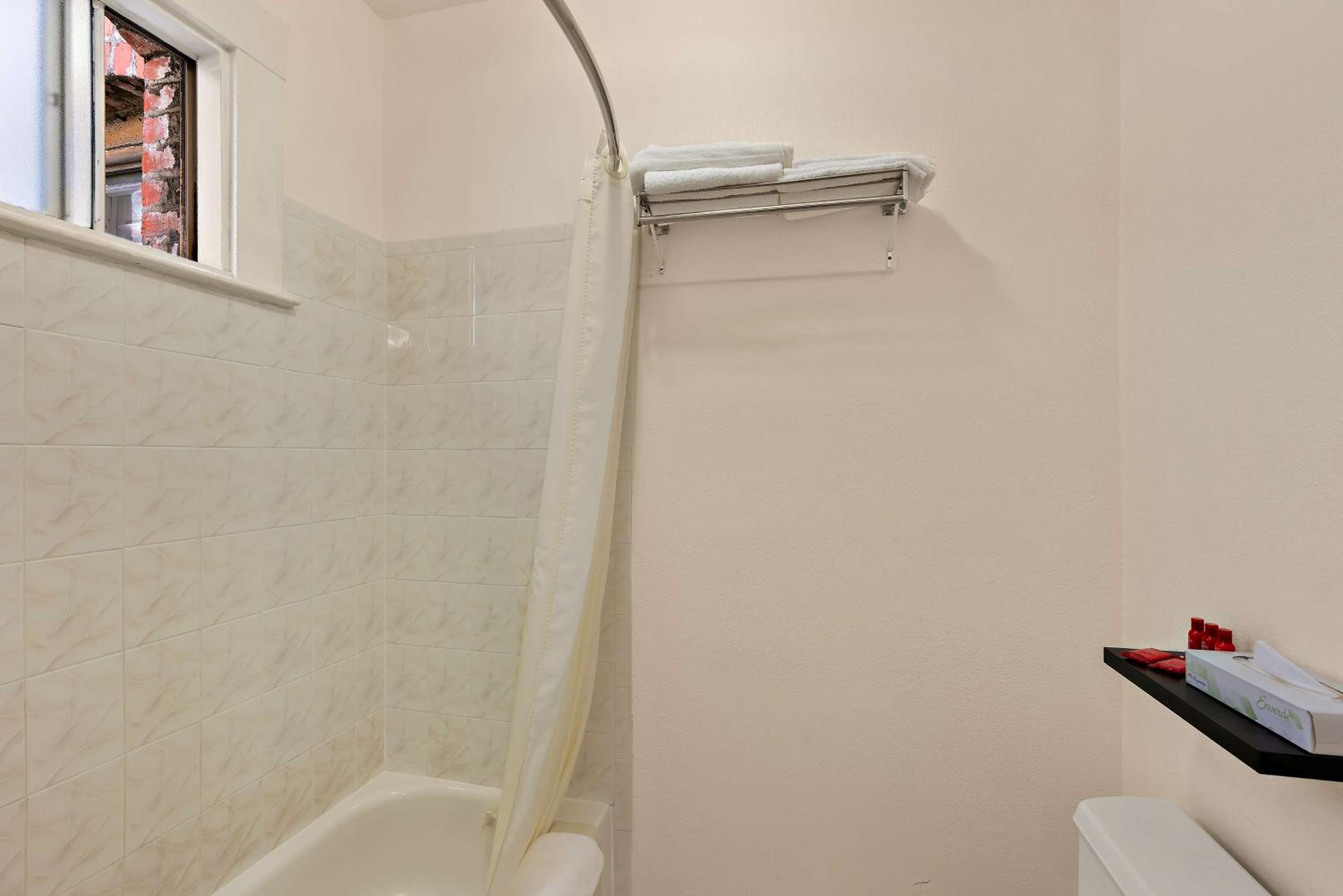 Large Queen Room - Non-Smoking - Photo 6
