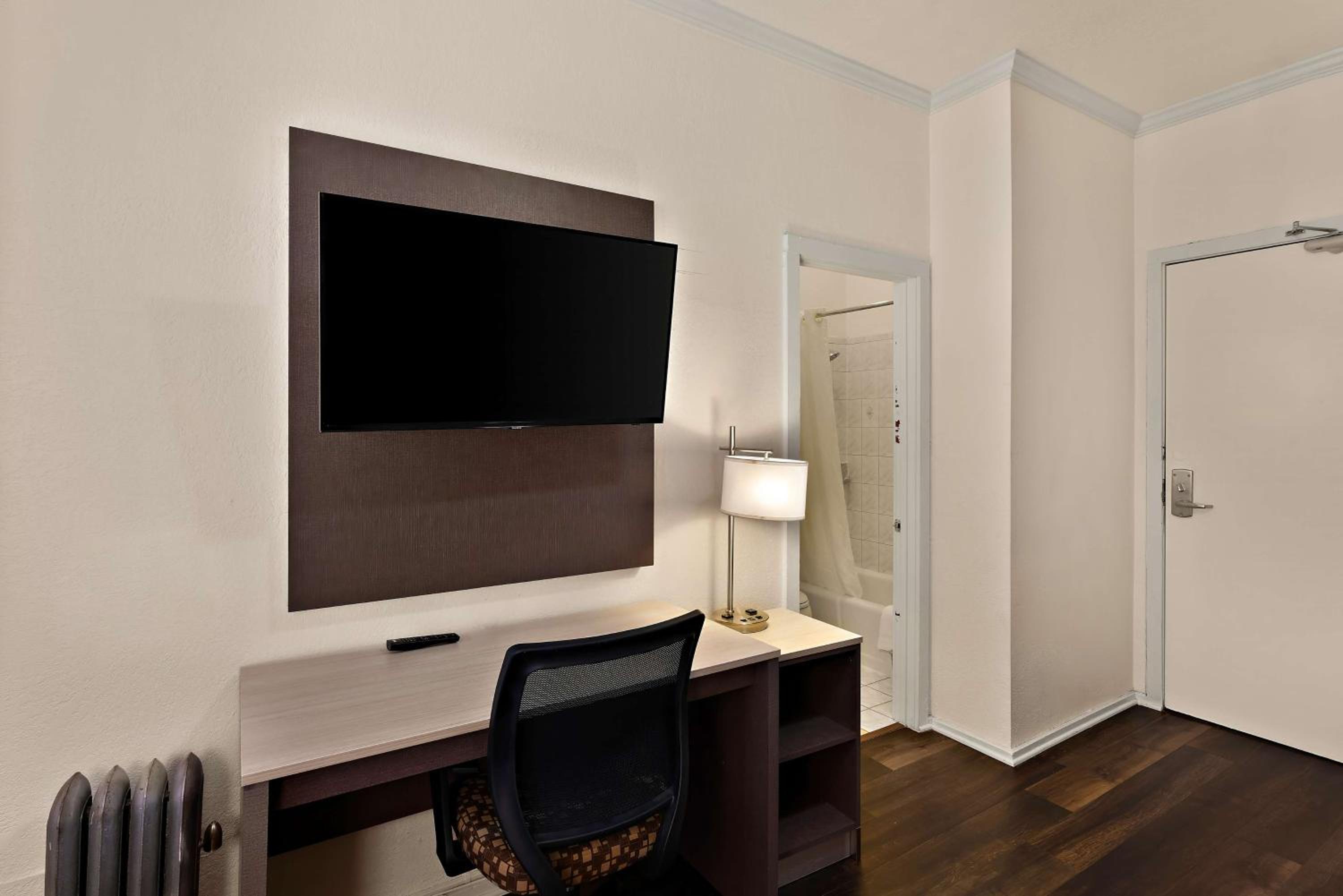 Double Room - Non-Smoking  - Photo 5