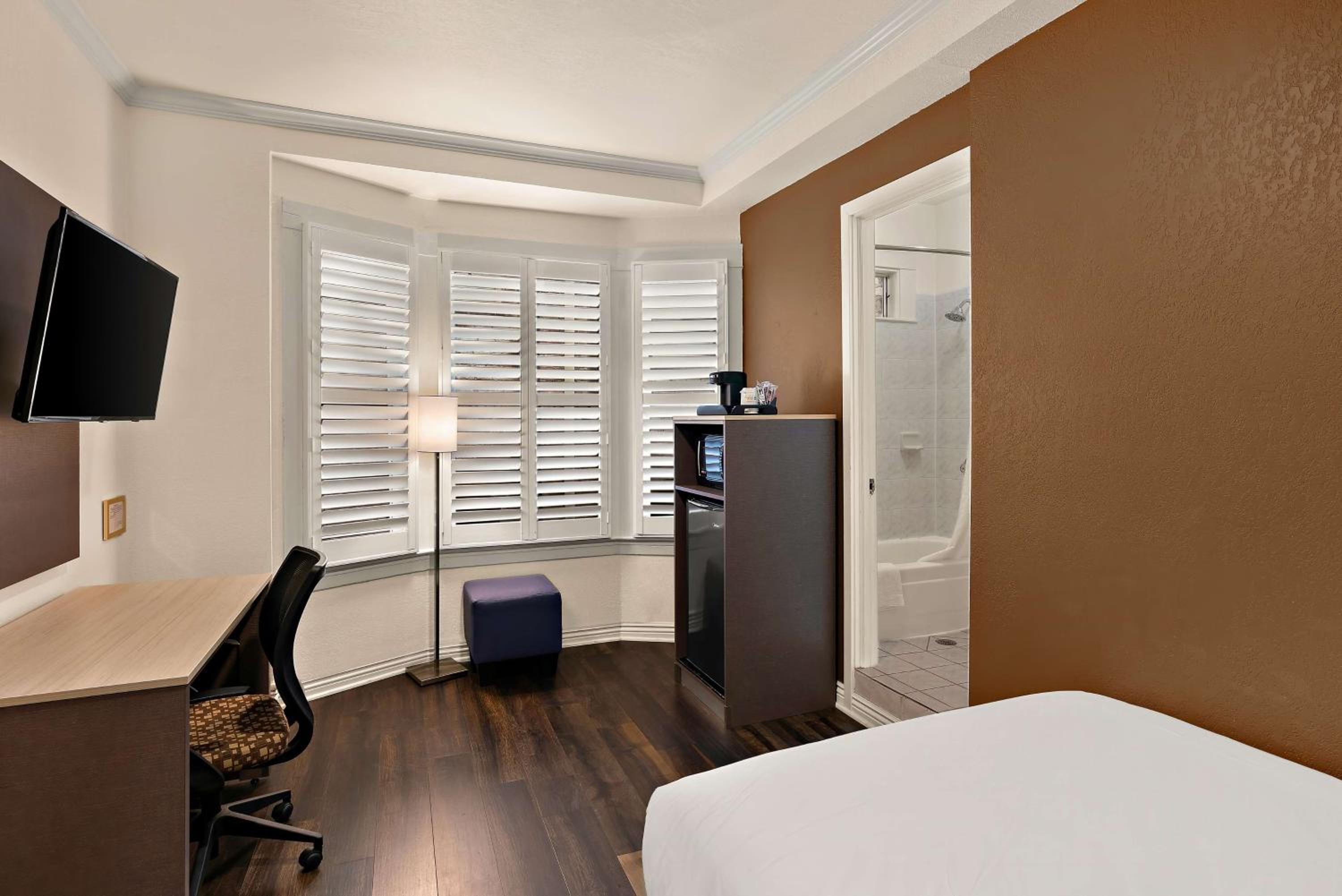 Double Room - Non-Smoking  - Photo 4